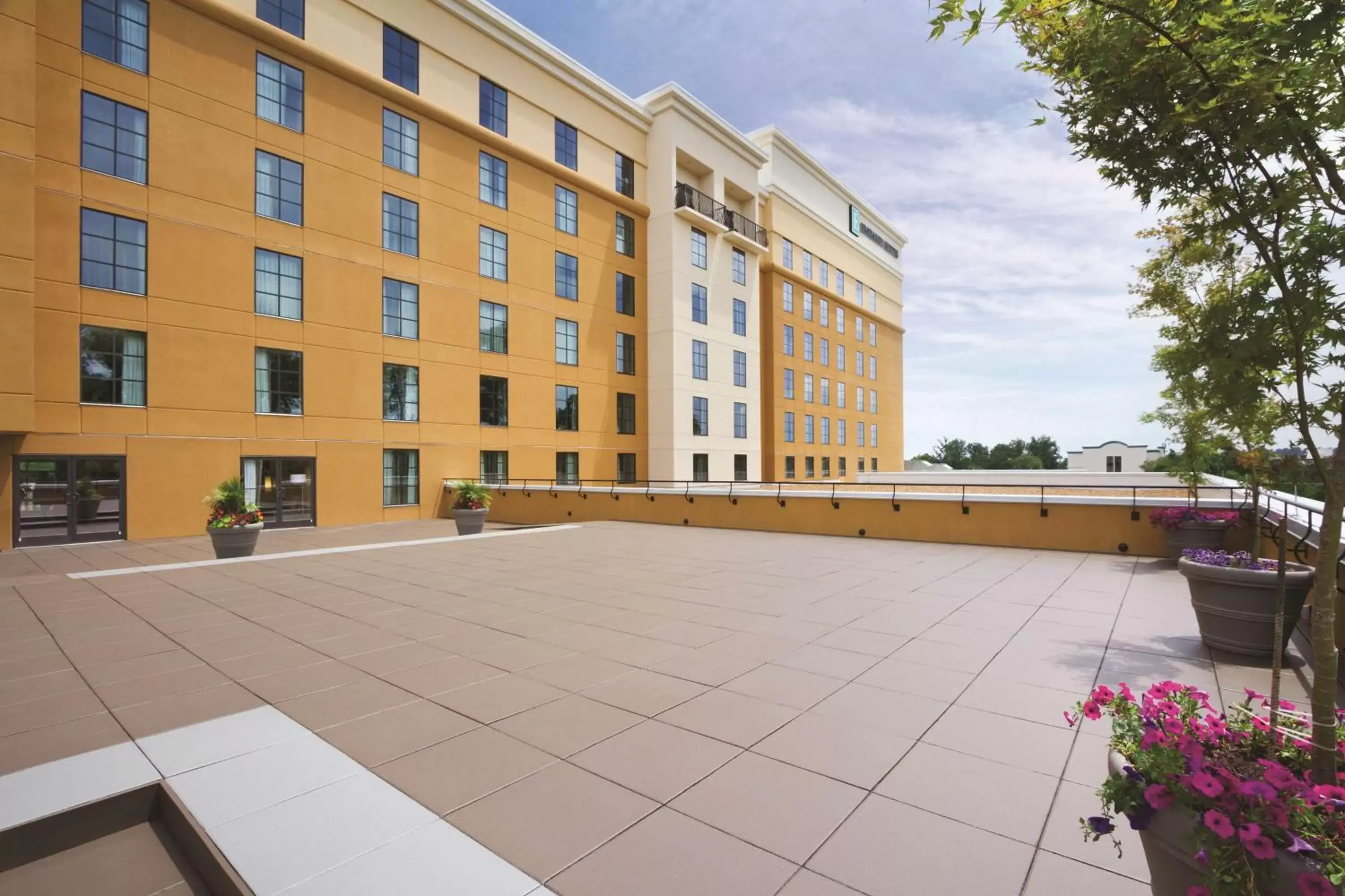 Property building in Embassy Suites Chattanooga Hamilton Place