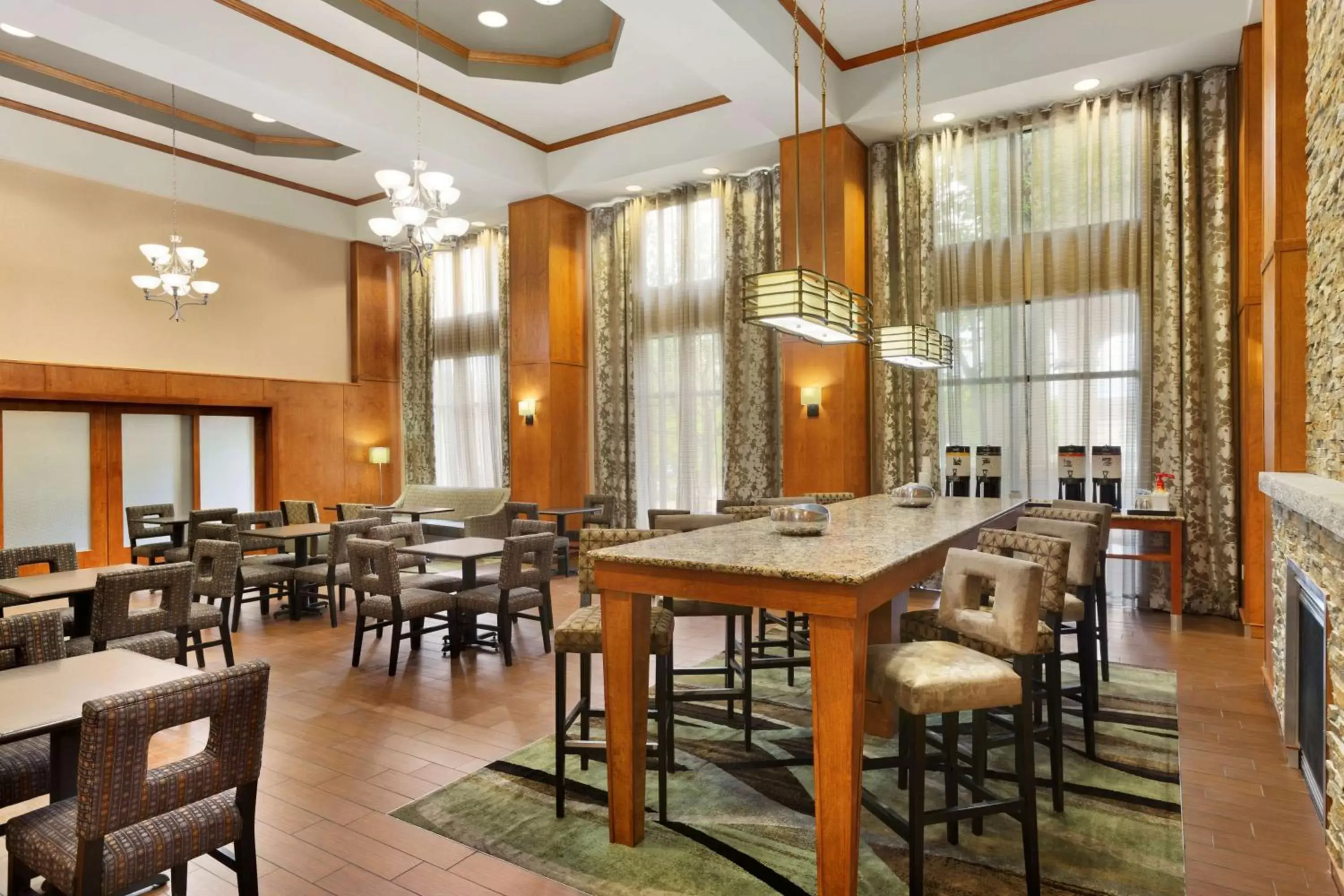 Lobby or reception, Restaurant/Places to Eat in Hampton Inn & Suites by Hilton Manchester Bedford