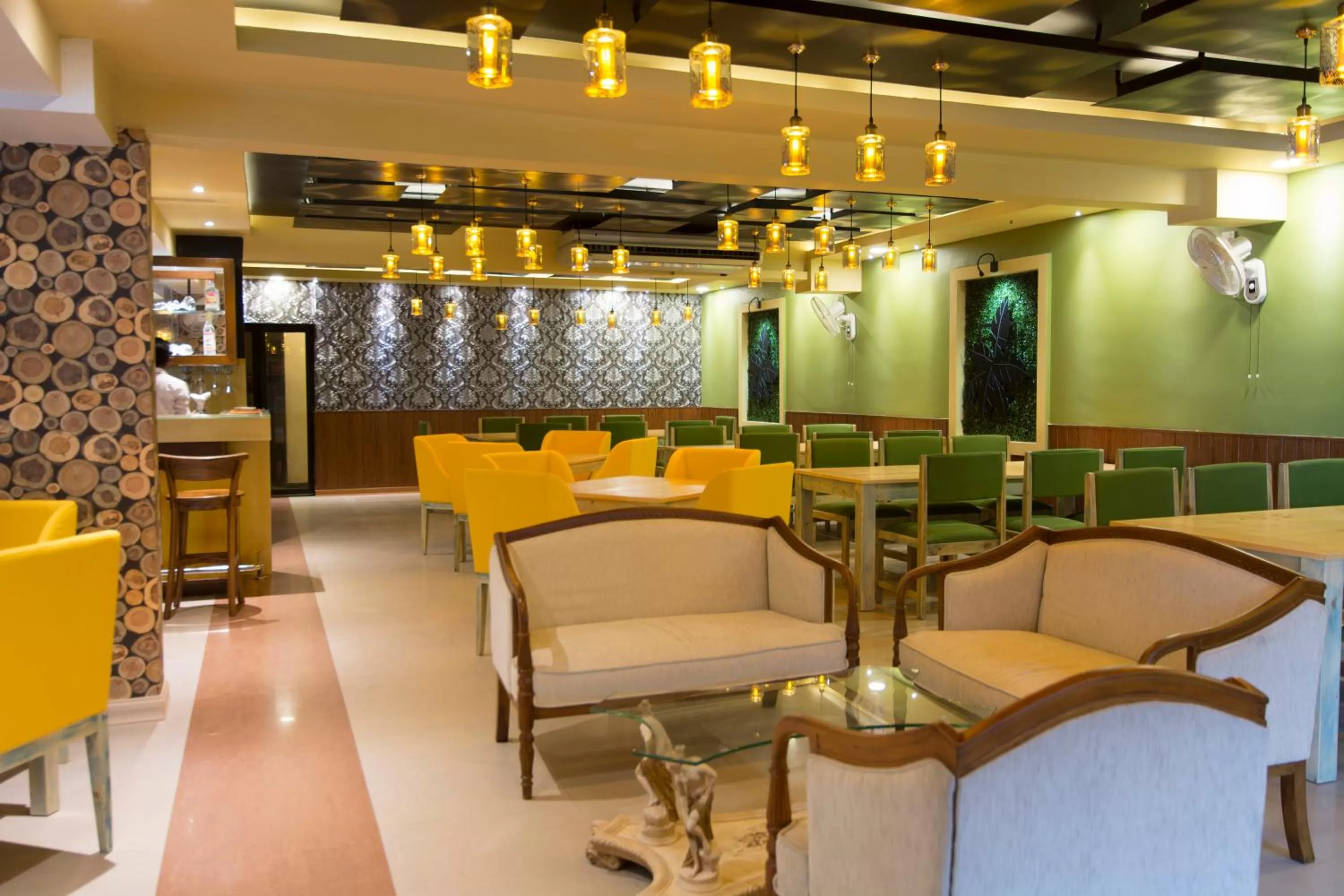 Restaurant/Places to Eat in Mount Breeze Hotel