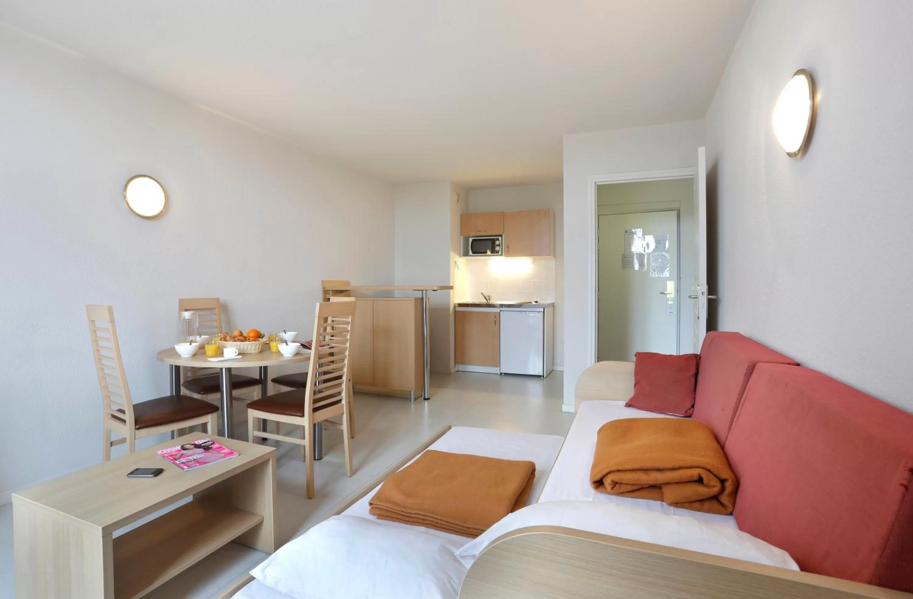 Kitchen or kitchenette, Bed in Résidence Vacancéole - Les Demeures Champenoises