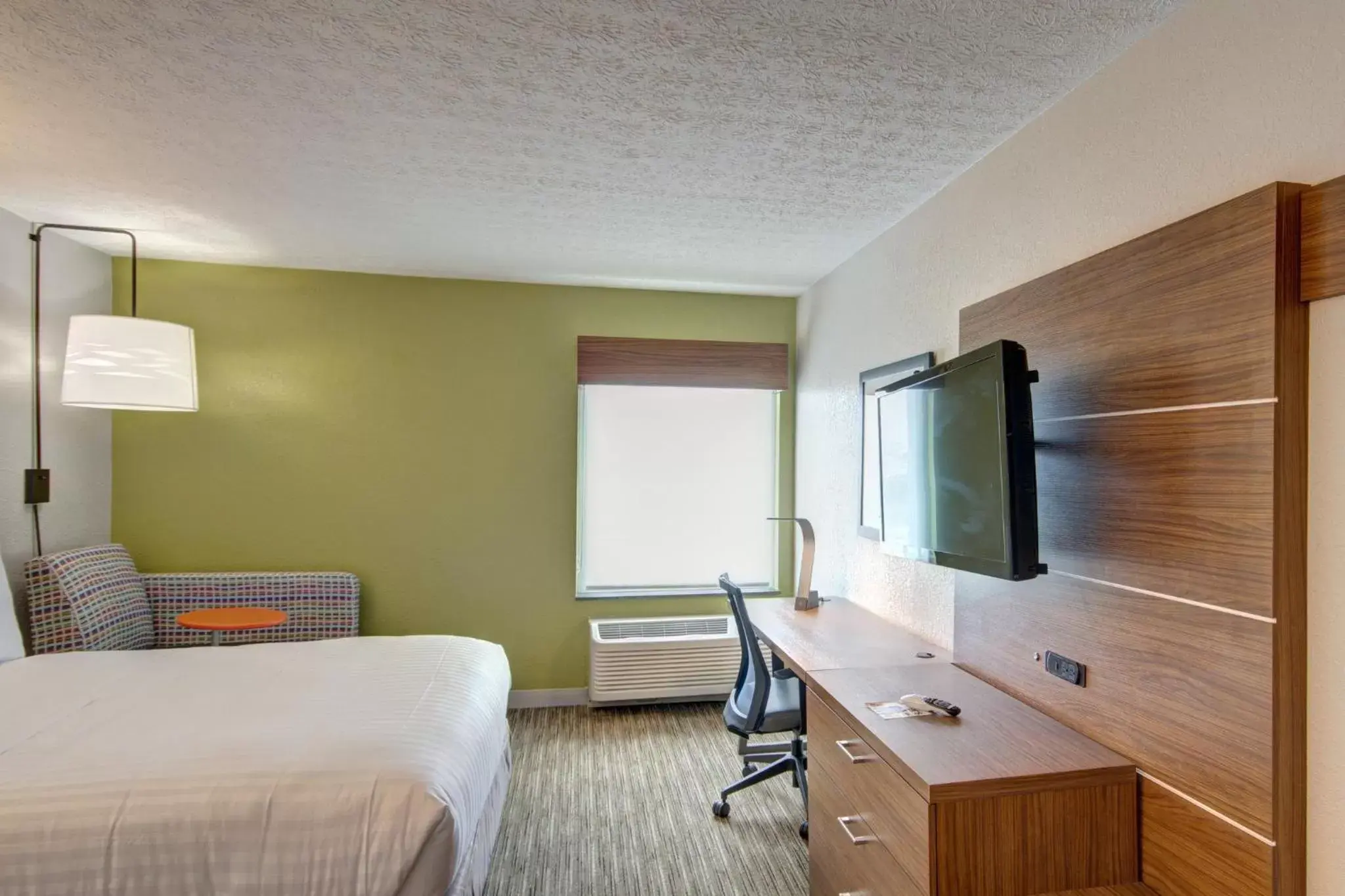 Photo of the whole room, TV/Entertainment Center in Holiday Inn Express Columbus South - Obetz, an IHG Hotel