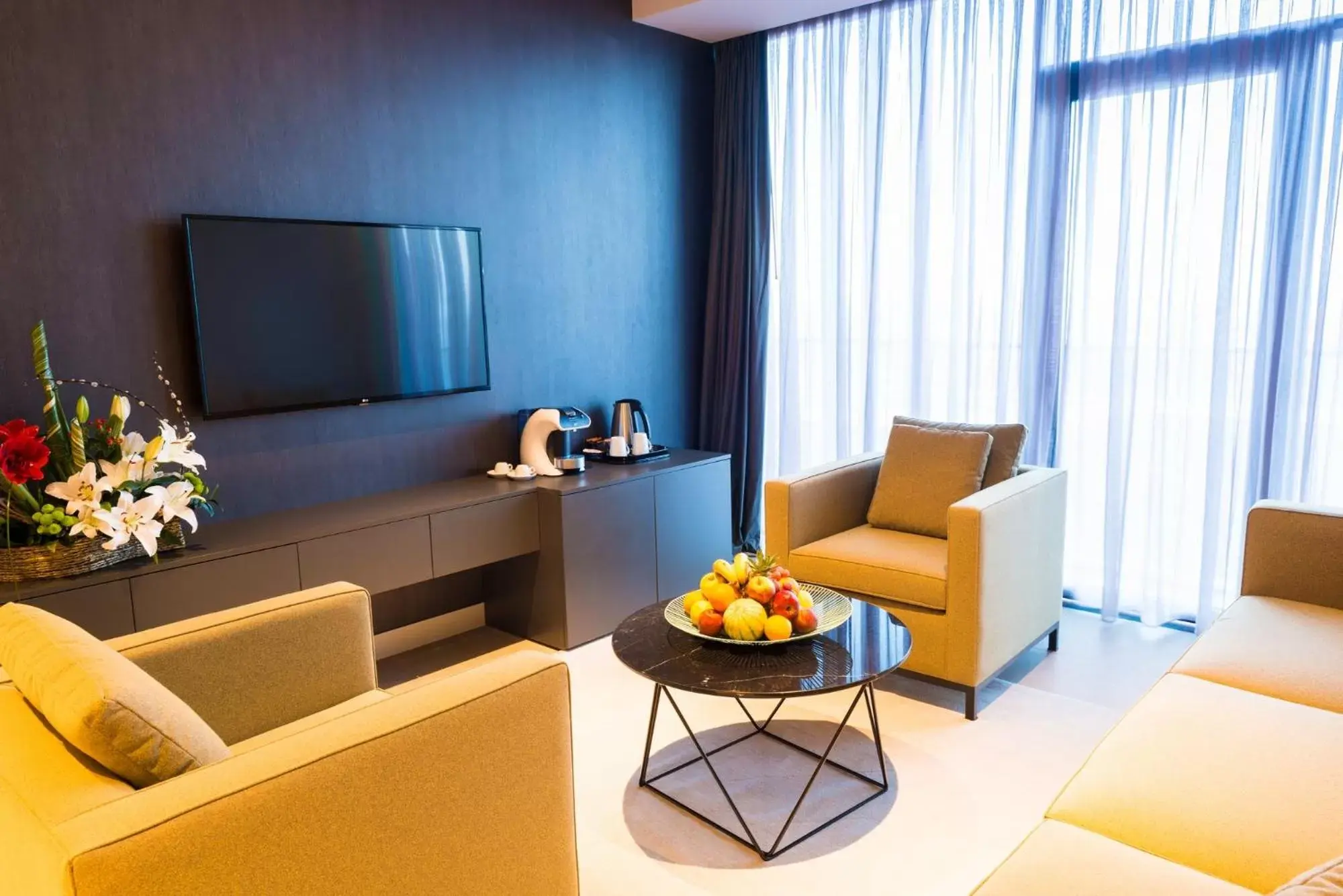 Living room, TV/Entertainment Center in Radisson Hotel Dakar Diamniadio