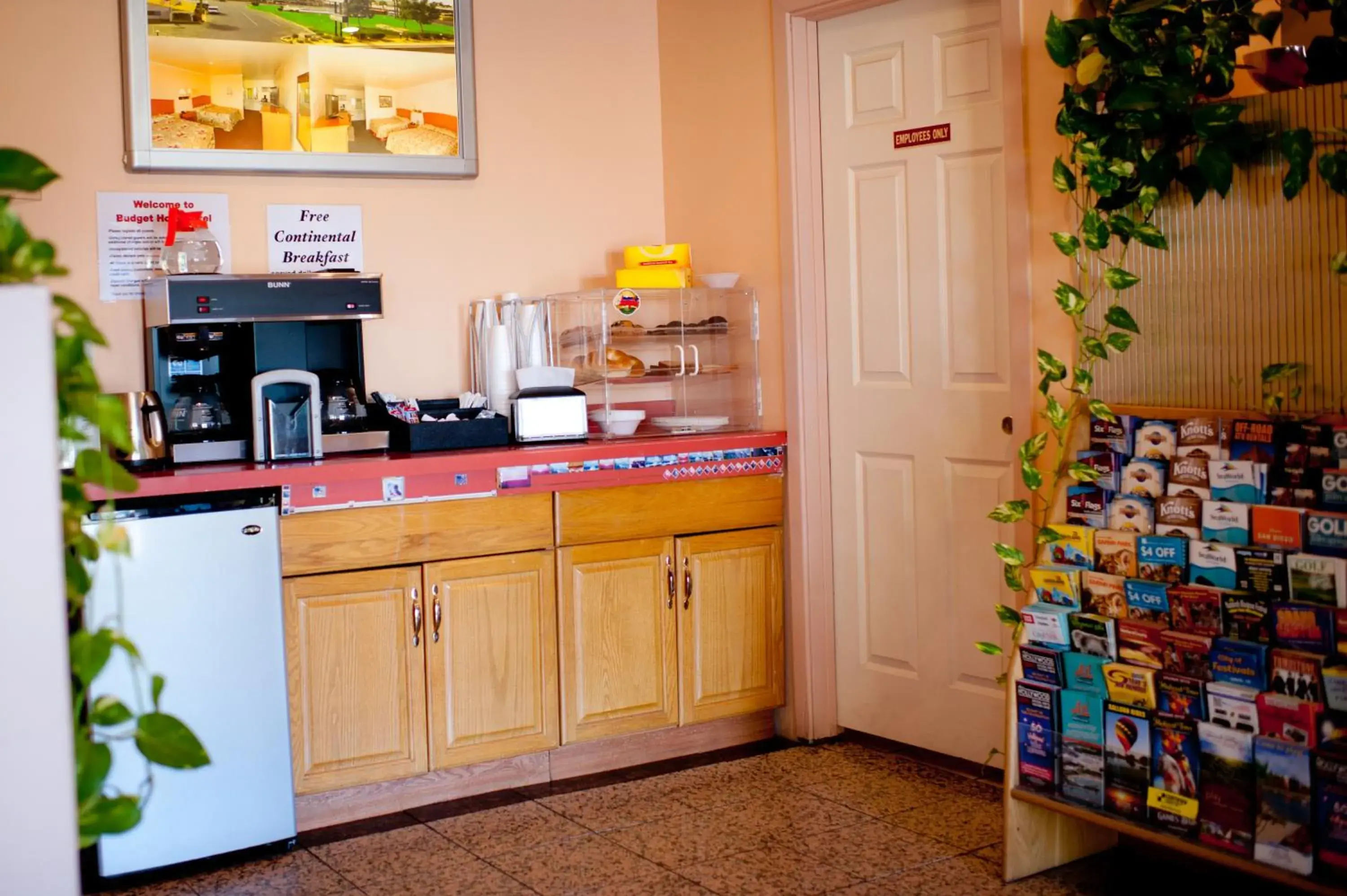 Coffee/tea facilities, Kitchen/Kitchenette in Emerald Inn & Lounge