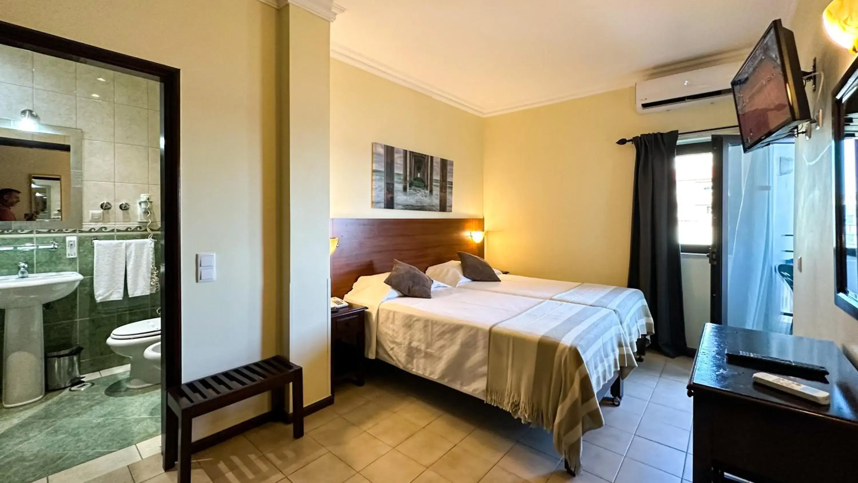 Bathroom, Bed in Hotel Avenida Praia