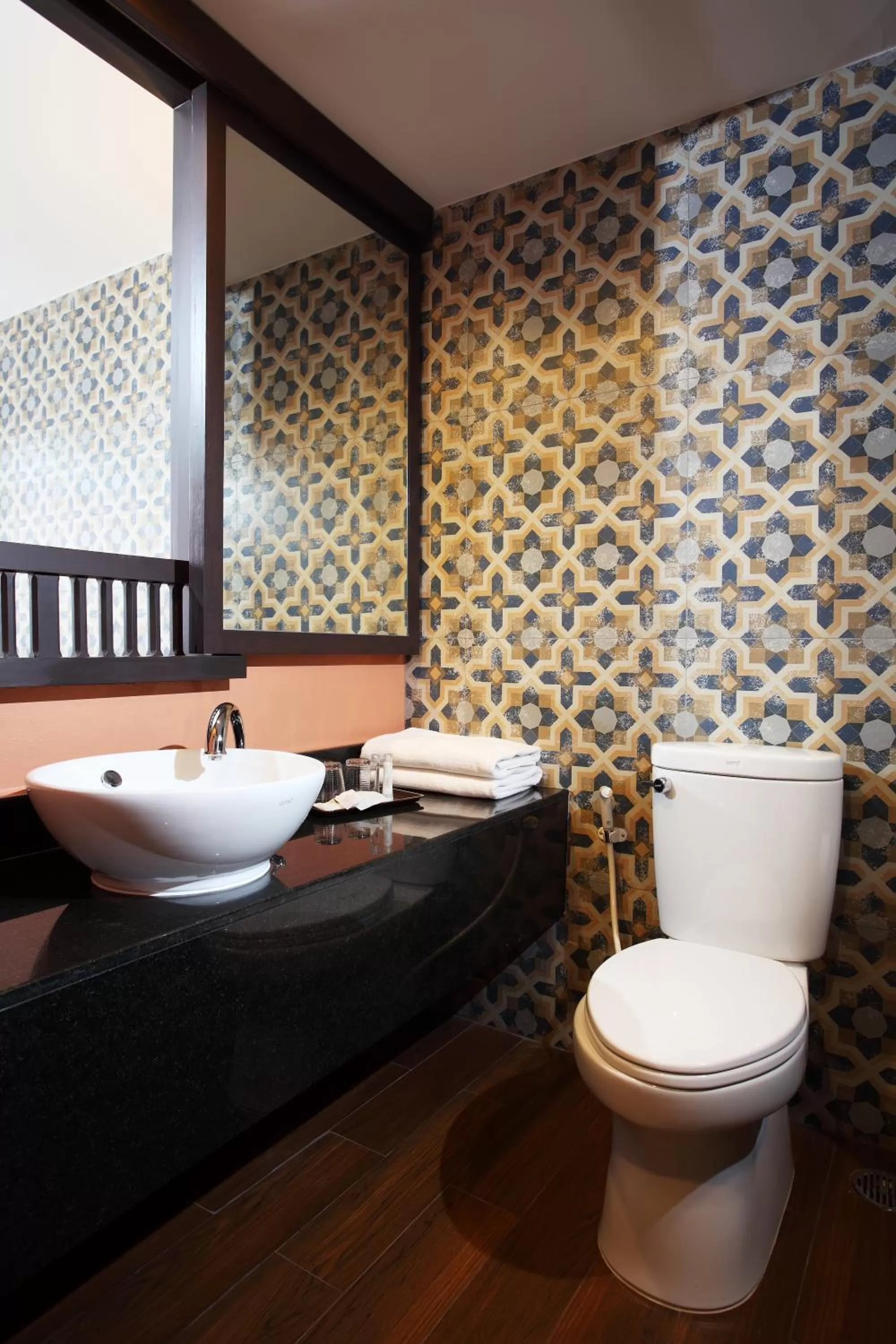 Toilet in Rambuttri Village Plaza