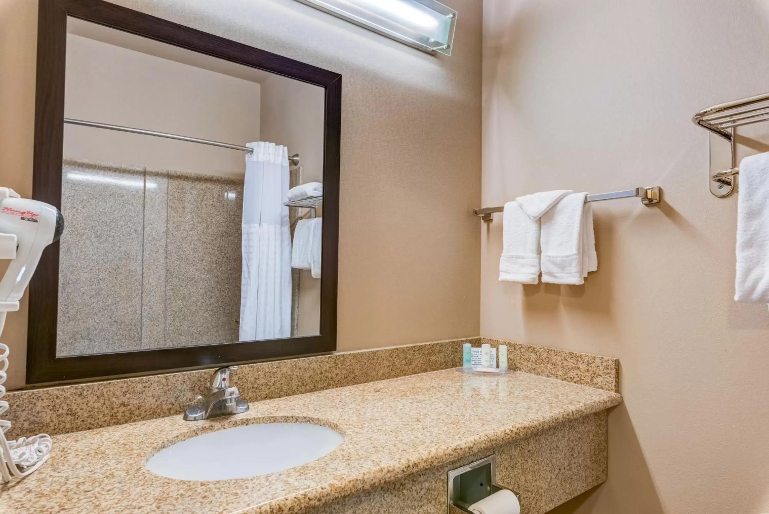 Bathroom in Grand Vista Hotel Parachute Bathroom in Grand Vista Hotel Parachute