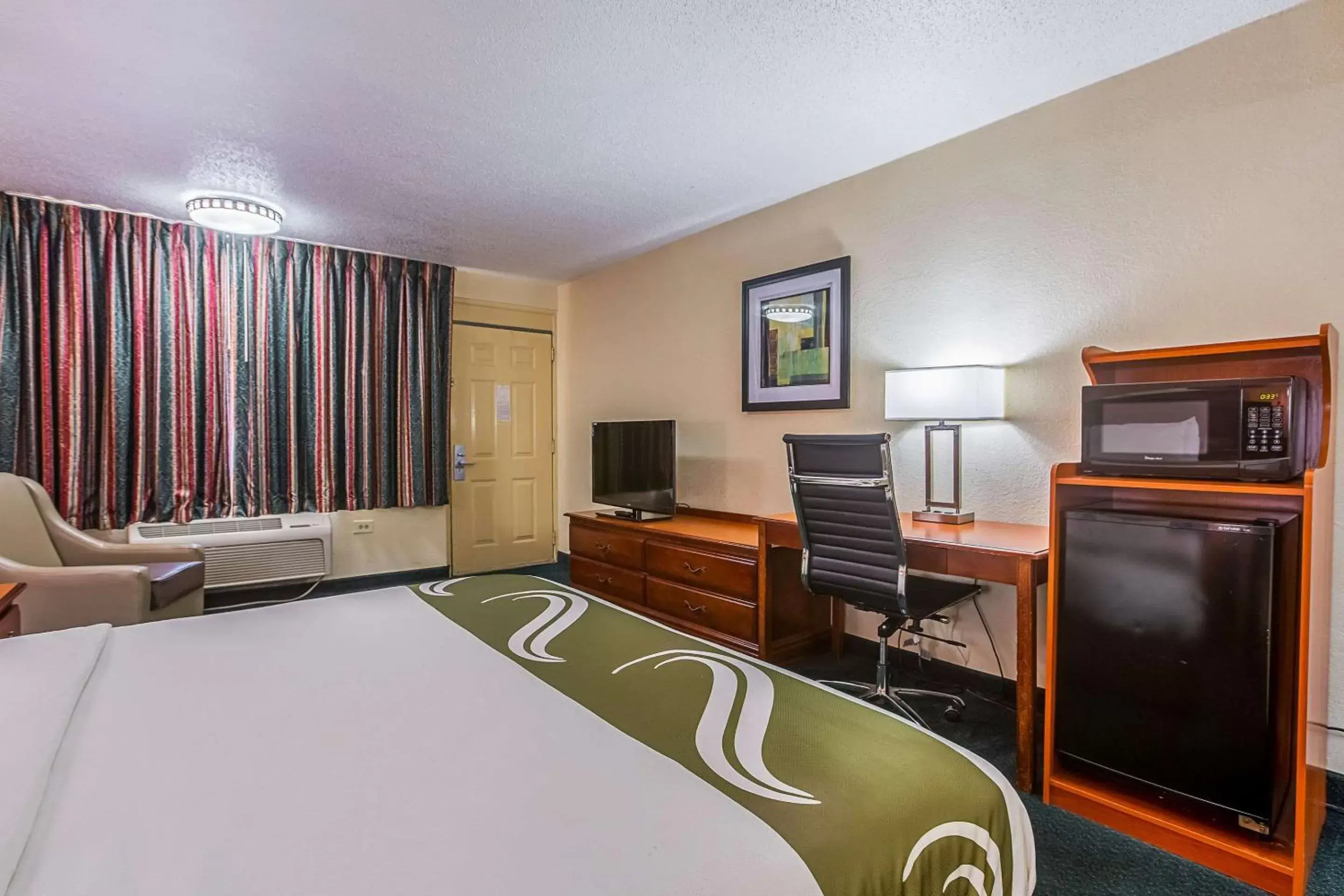 Photo of the whole room, TV/Entertainment Center in Quality Inn Atlanta Northeast I-85