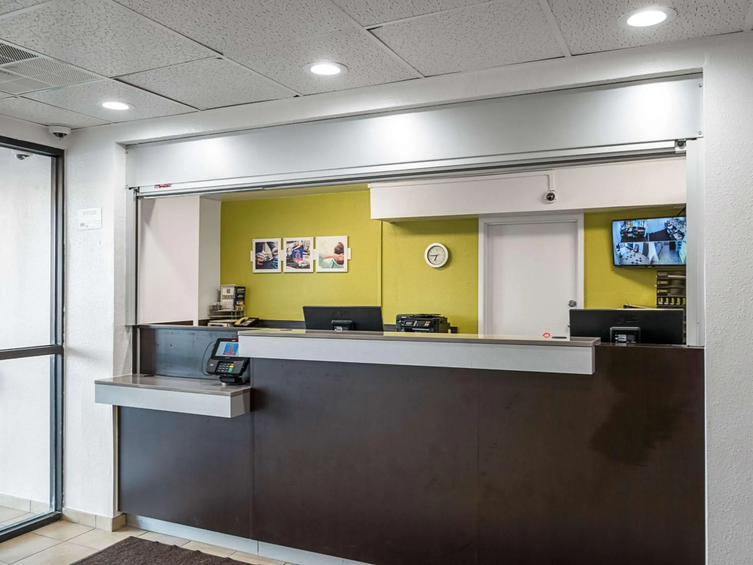 Facade/entrance in Studio 6-Miamisburg, OH - Dayton Facade/entrance in Studio 6-Miamisburg, OH - Dayton