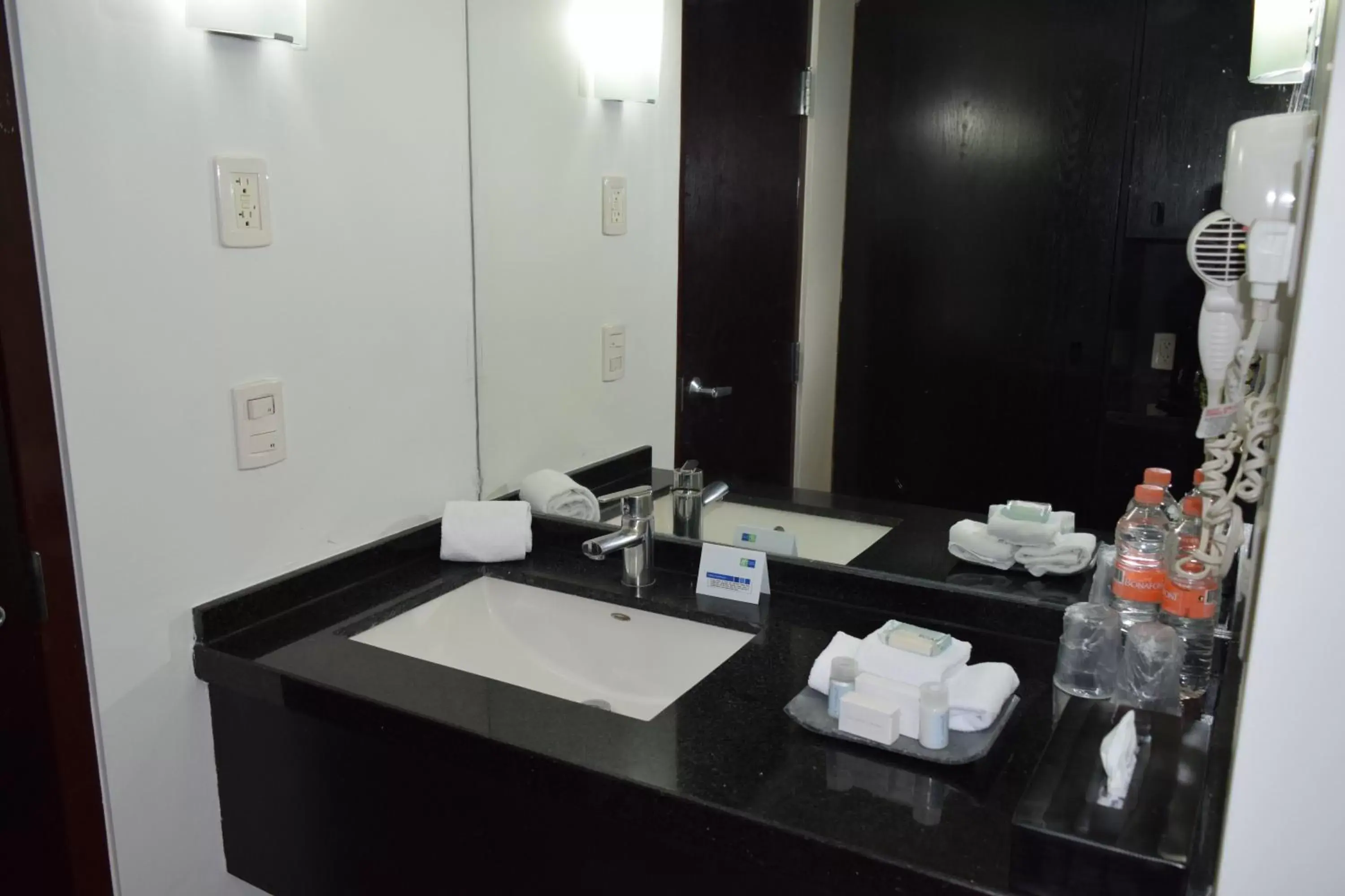 Photo of the whole room, Bathroom in Holiday Inn Express Toluca Galerias Metepec, an IHG Hotel