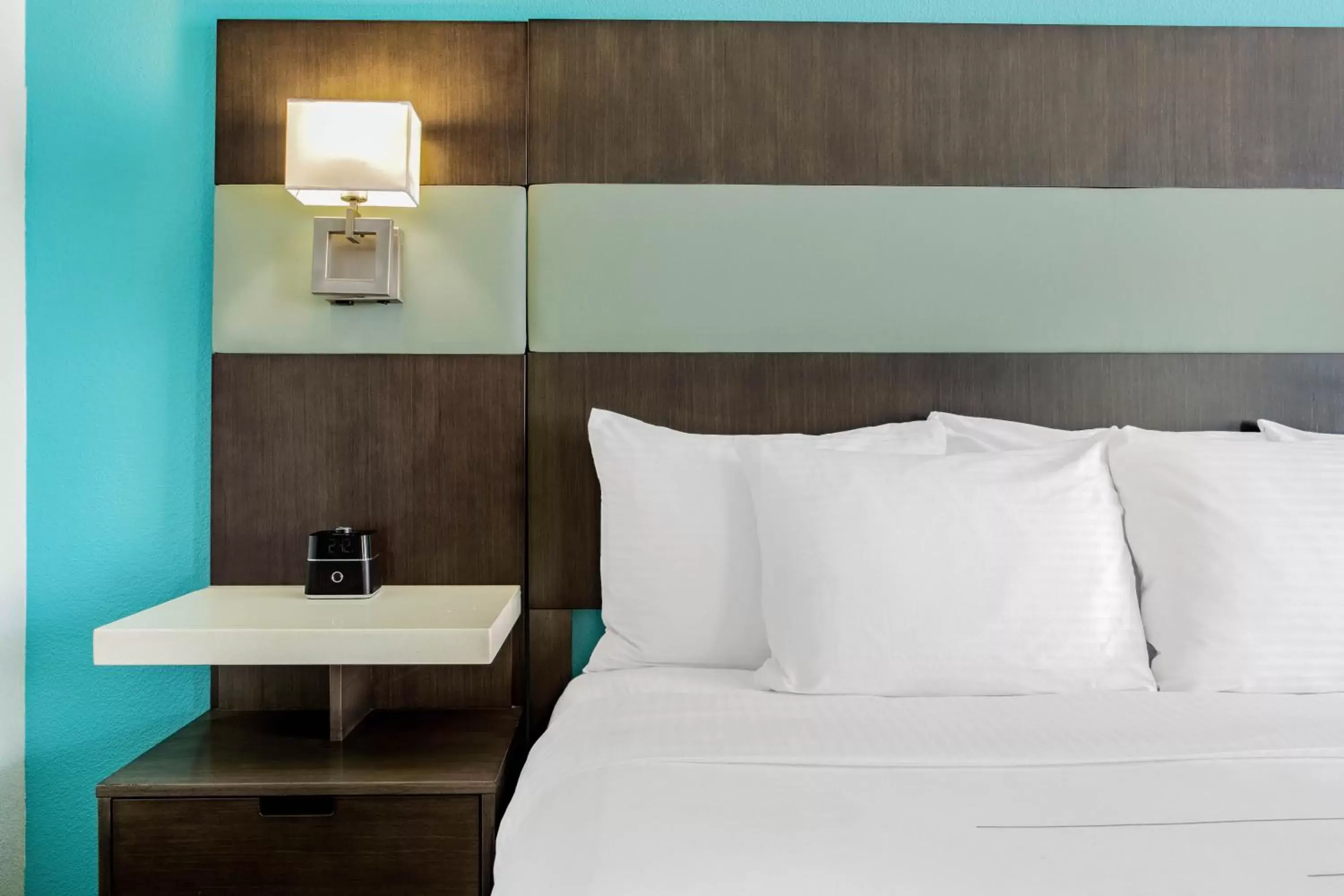 Bed in La Quinta Inn & Suites by Wyndham Northlake Ft. Worth
