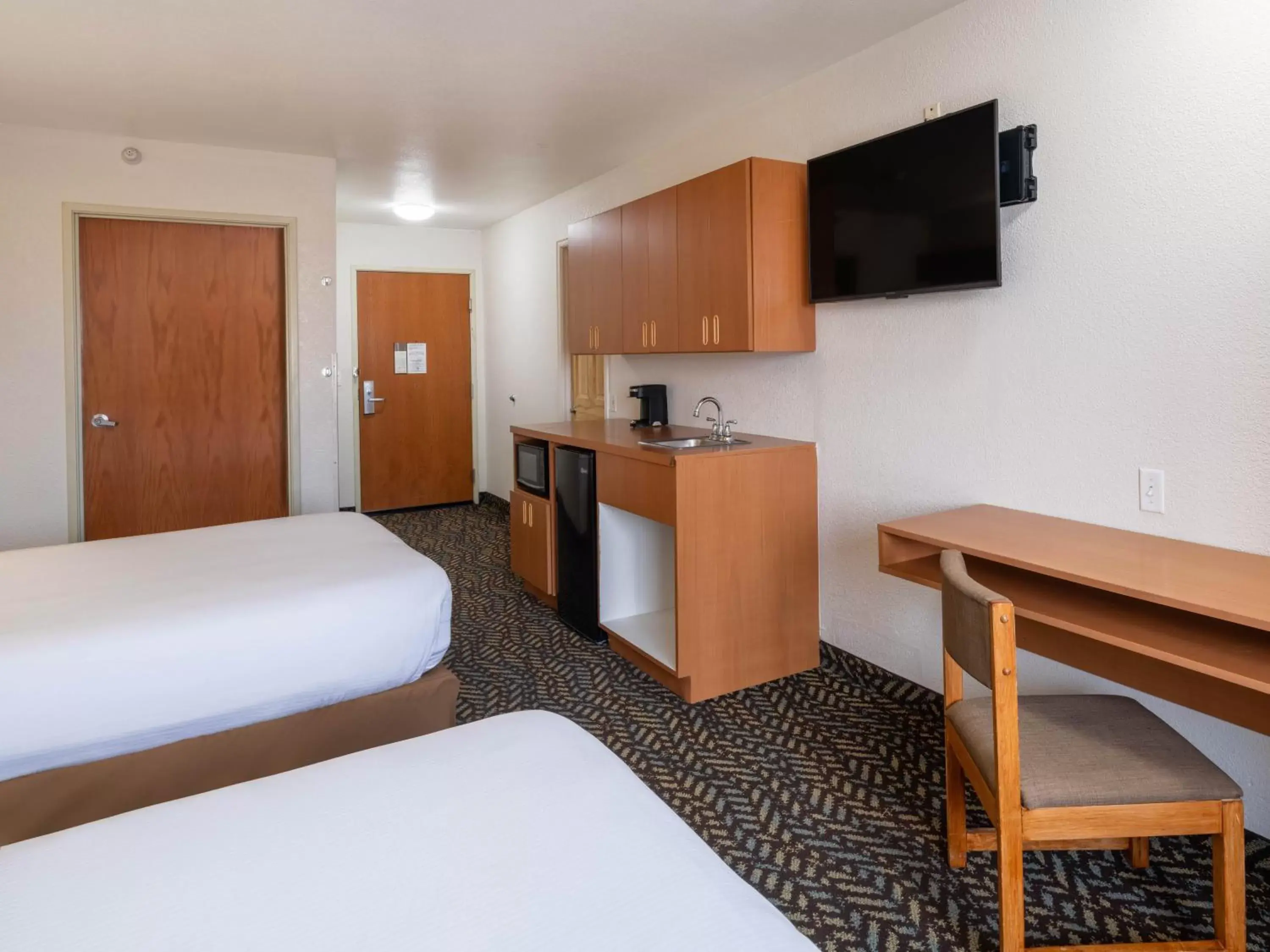 Kitchen or kitchenette, Bed in Microtel Inn & Suites by Wyndham Salt Lake City Airport