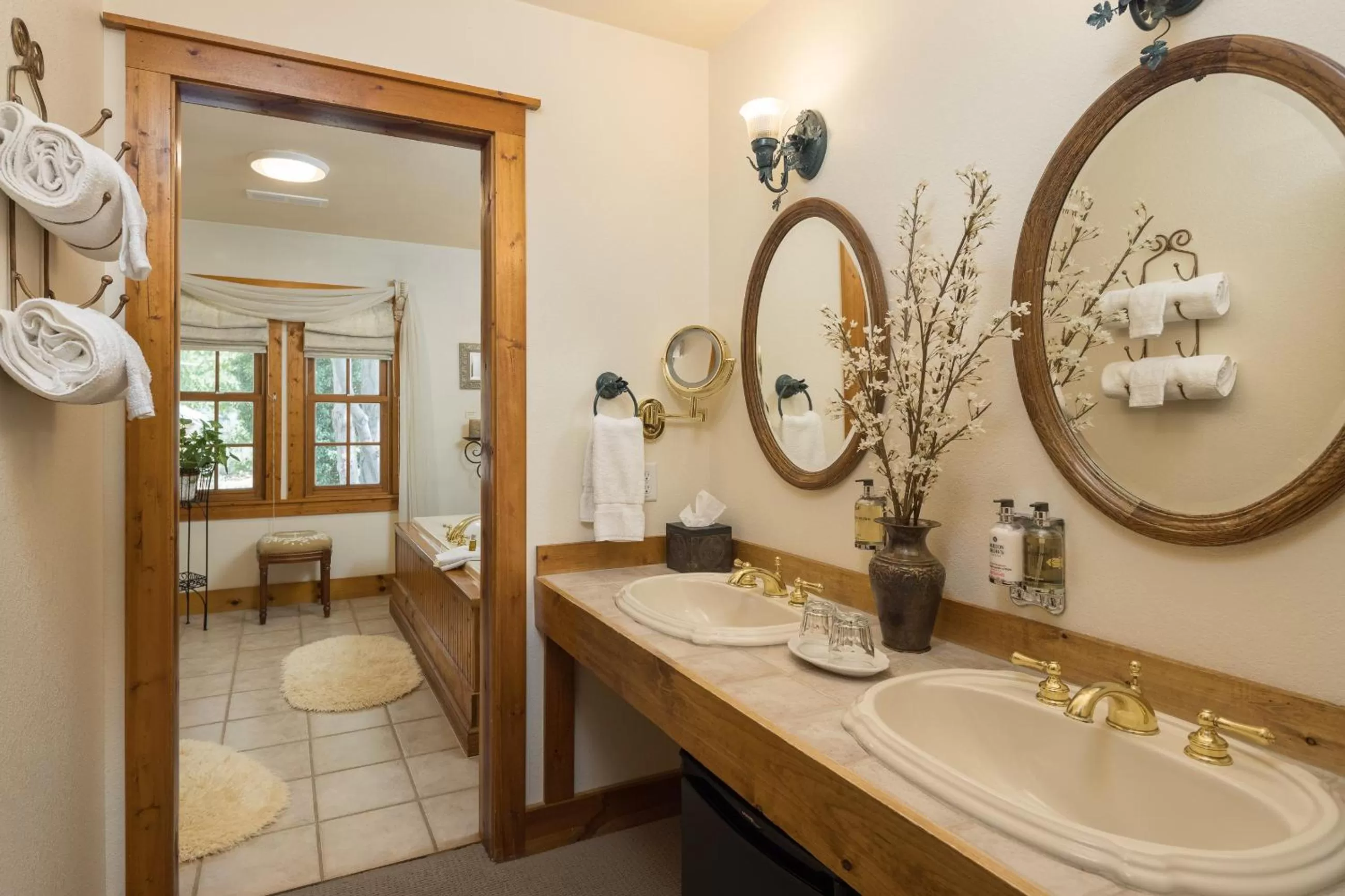 Bathroom in Sunflower Hill Inn