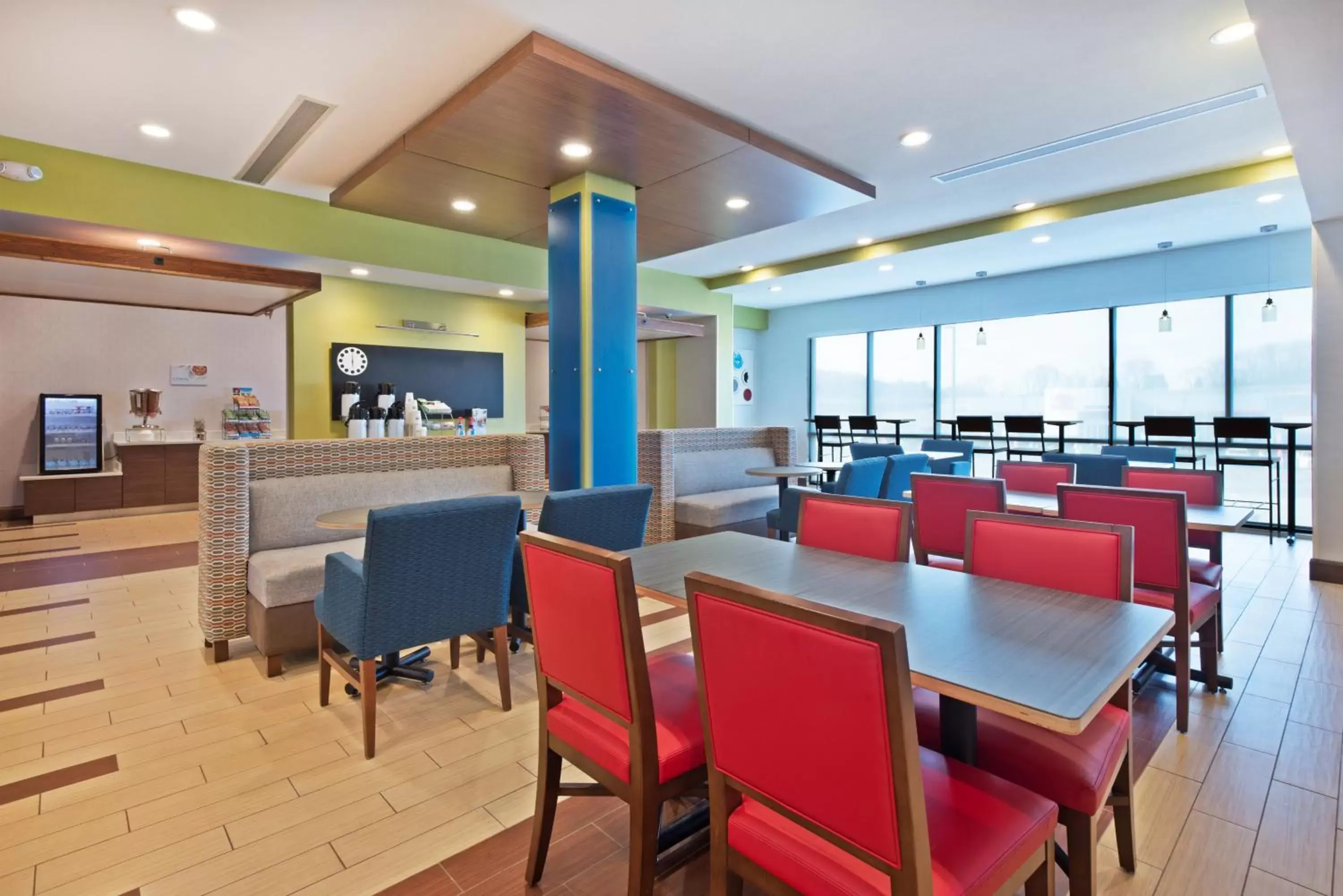 Property building, Restaurant/Places to Eat in Holiday Inn Express & Suites Uniontown, an IHG Hotel