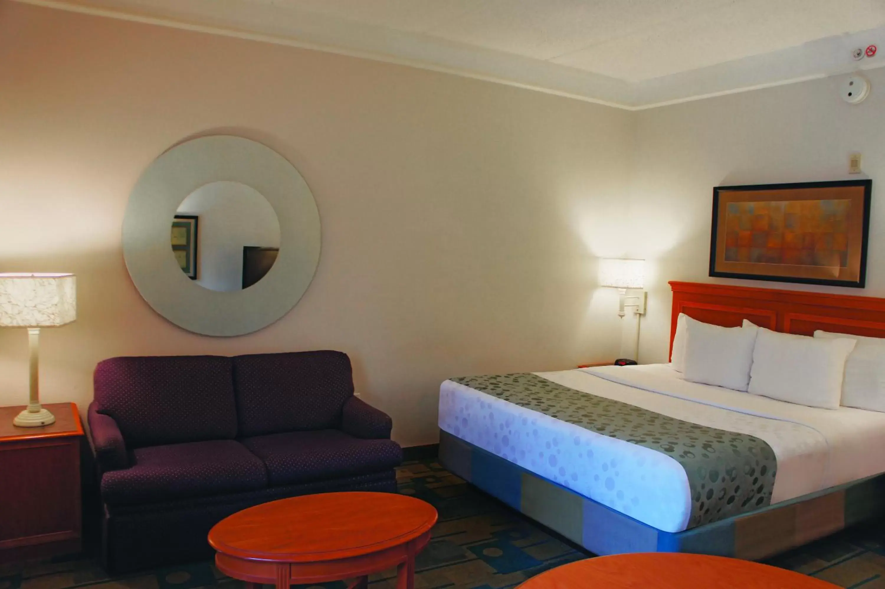 King Room in La Quinta by Wyndham Houston Bush IAH South