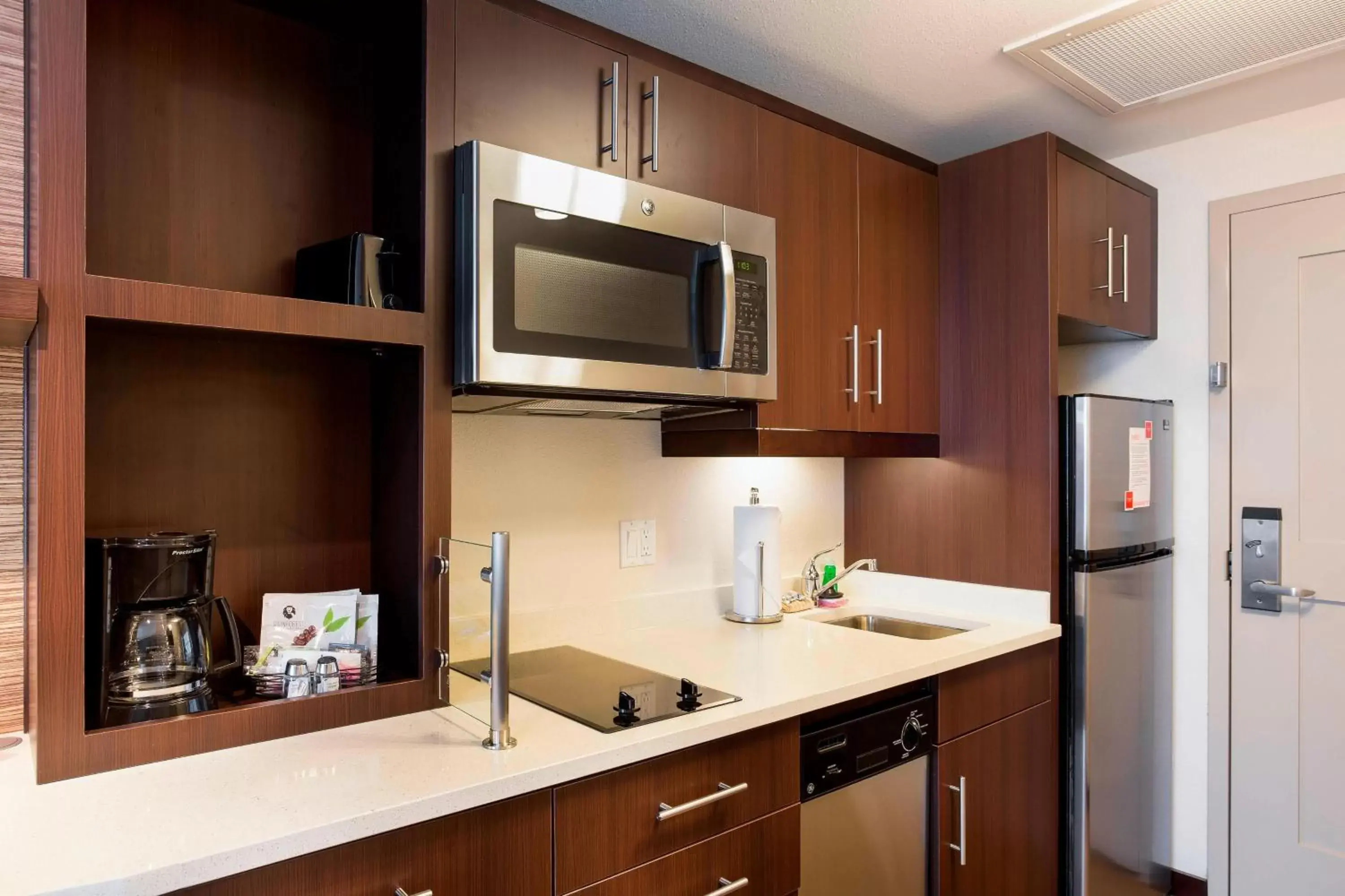 Kitchen or kitchenette, Kitchen/Kitchenette in TownePlace Suites by Marriott San Mateo Foster City