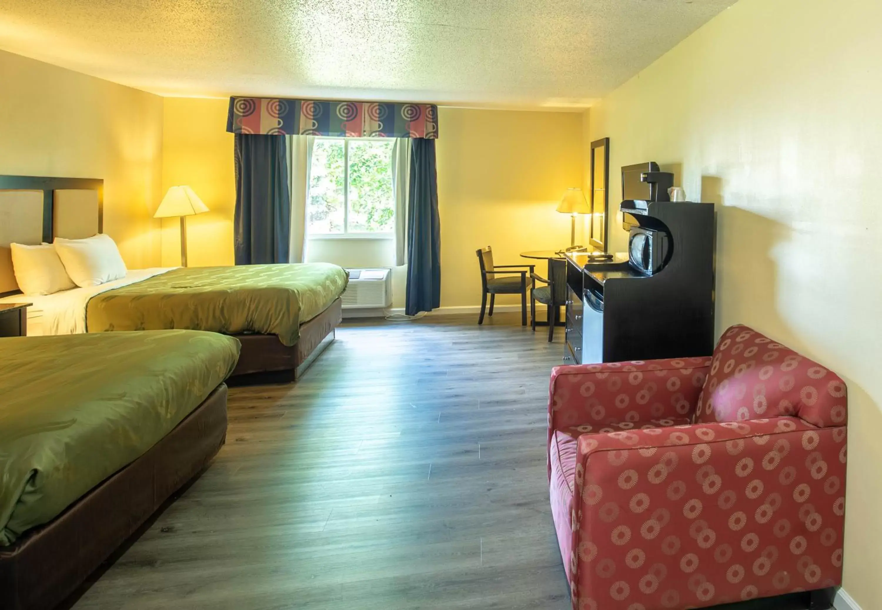 Quality Inn & Suites Woodstock near Lake Geneva