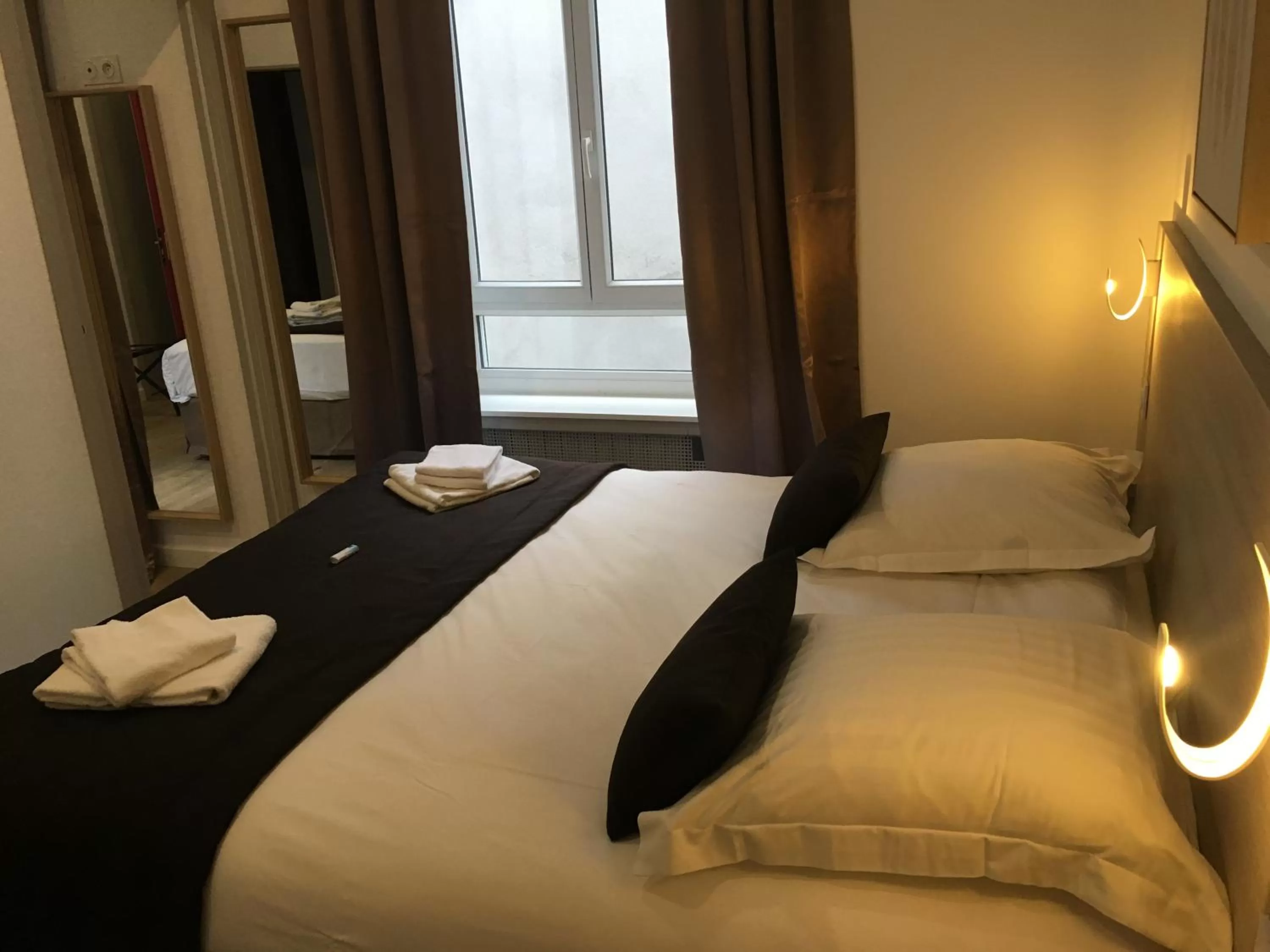 Photo of the whole room, Bed in Hôtel Le Biarritz - Vichy