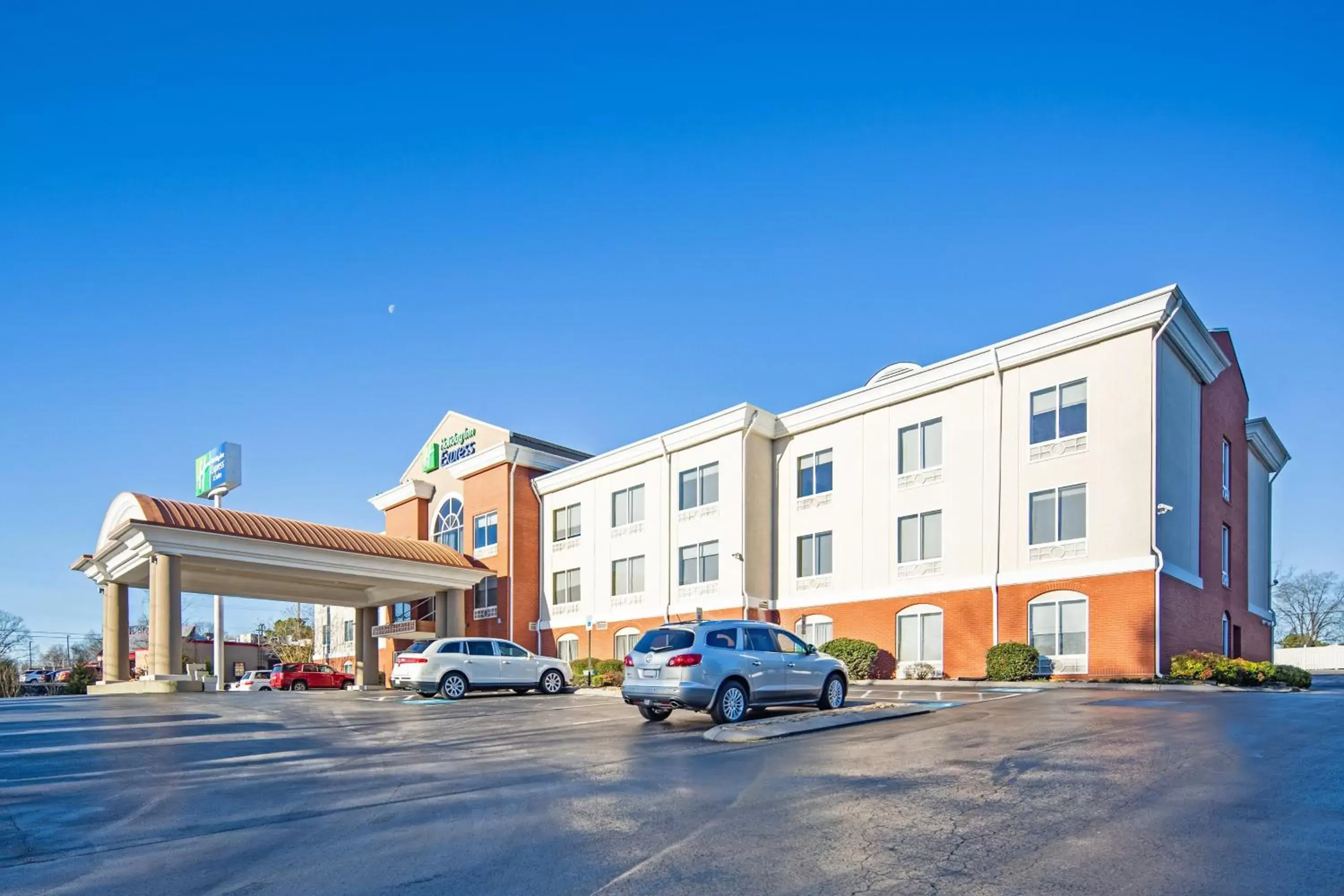 Property Building in Holiday Inn Express Hotel & Suites Chattanooga -East Ridge, an IHG Hotel