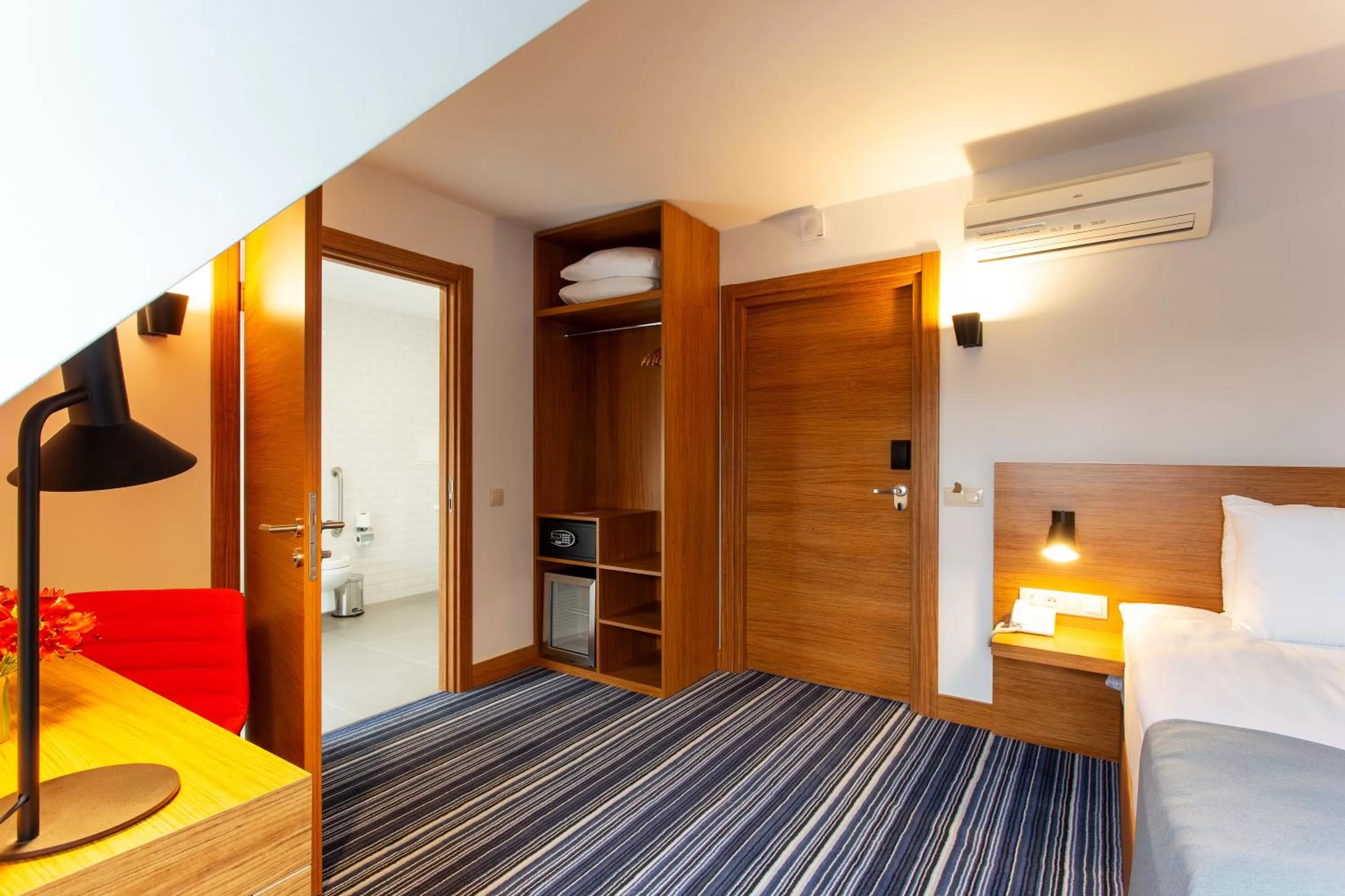 Photo of the whole room, Bed in Best Western Terminus Hotel