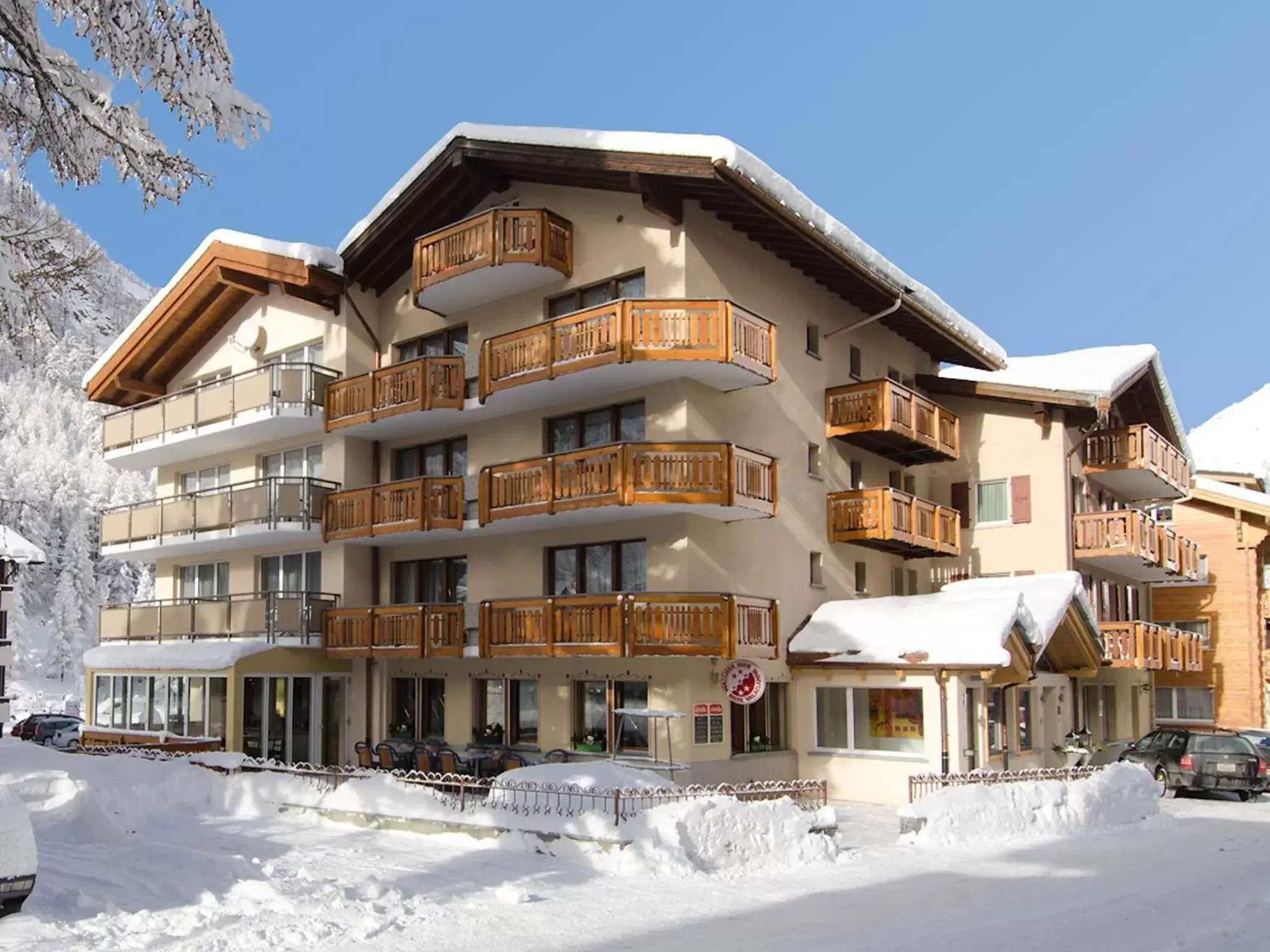 Facade/entrance, Winter in Hotel Monte-Moro