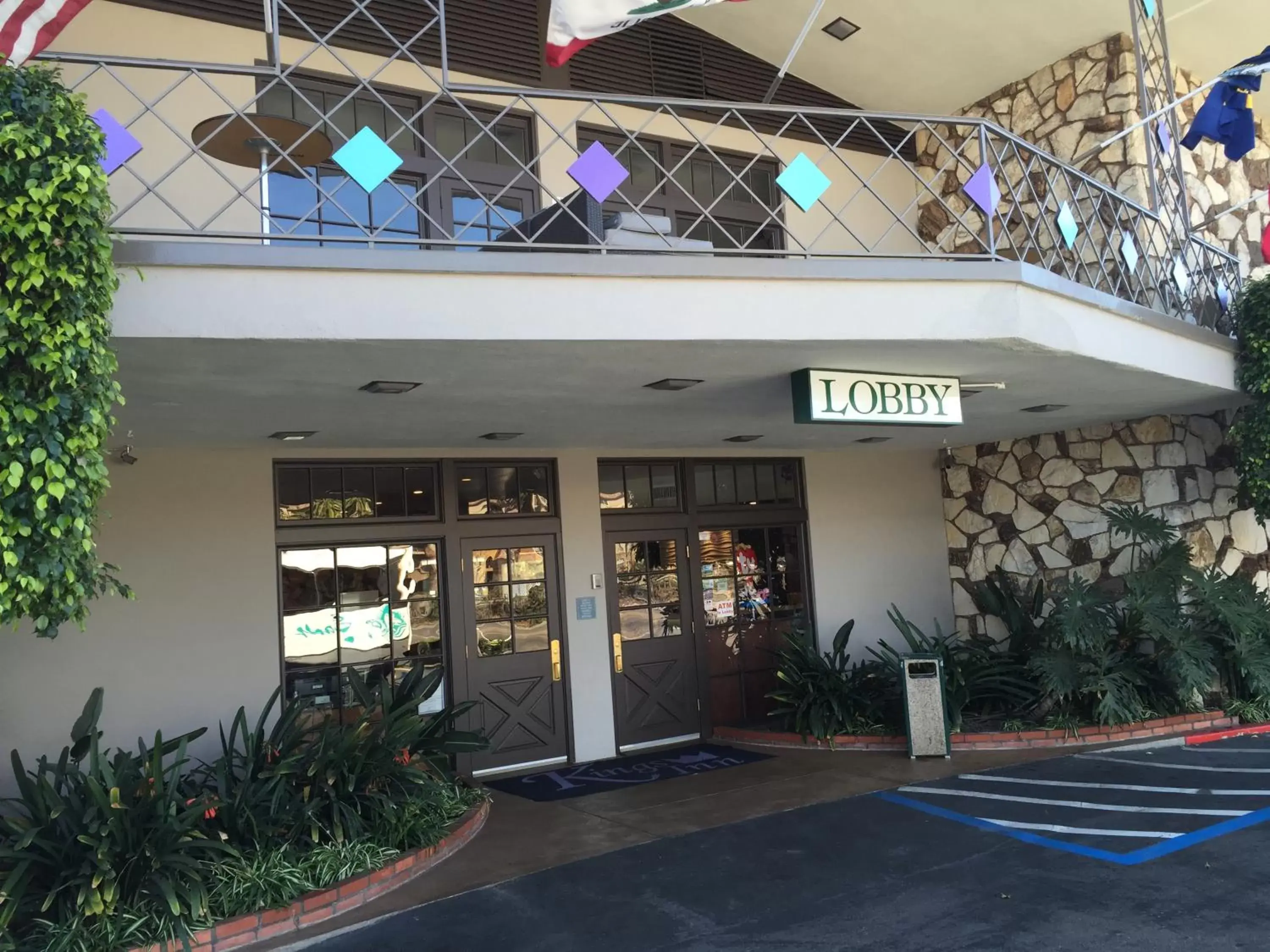 Facade/entrance in Kings Inn Facade/entrance in Kings Inn