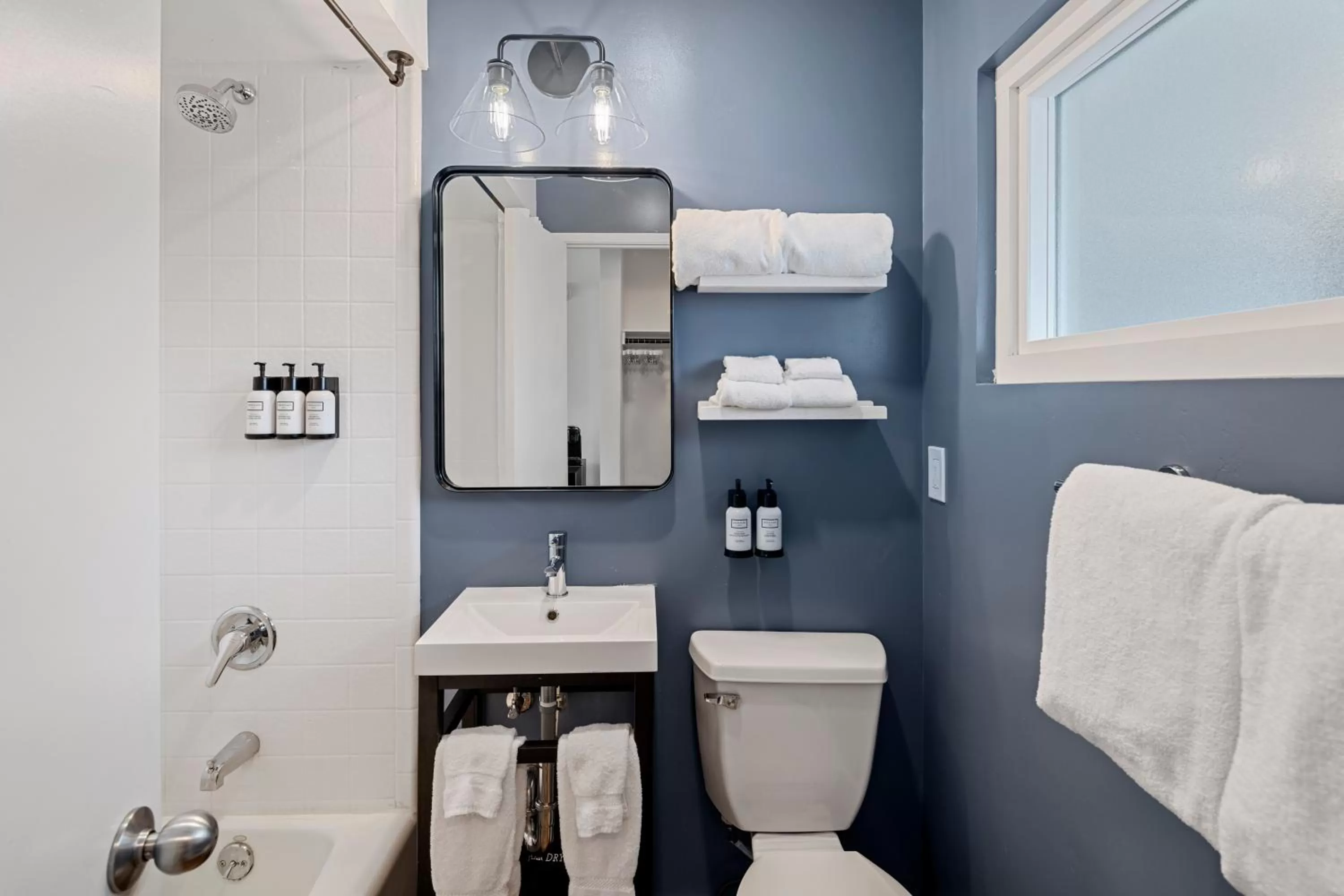 Bathroom in Sea Harbor Hotel - San Diego