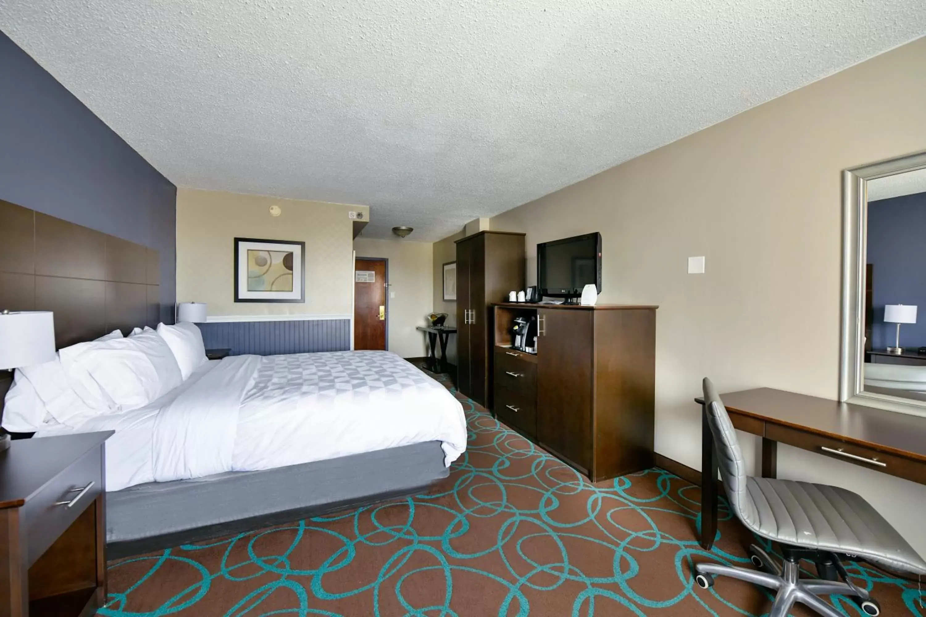 Photo of the whole room, Bed in Holiday Inn Niagara Falls-Scenic Downtown, an IHG Hotel