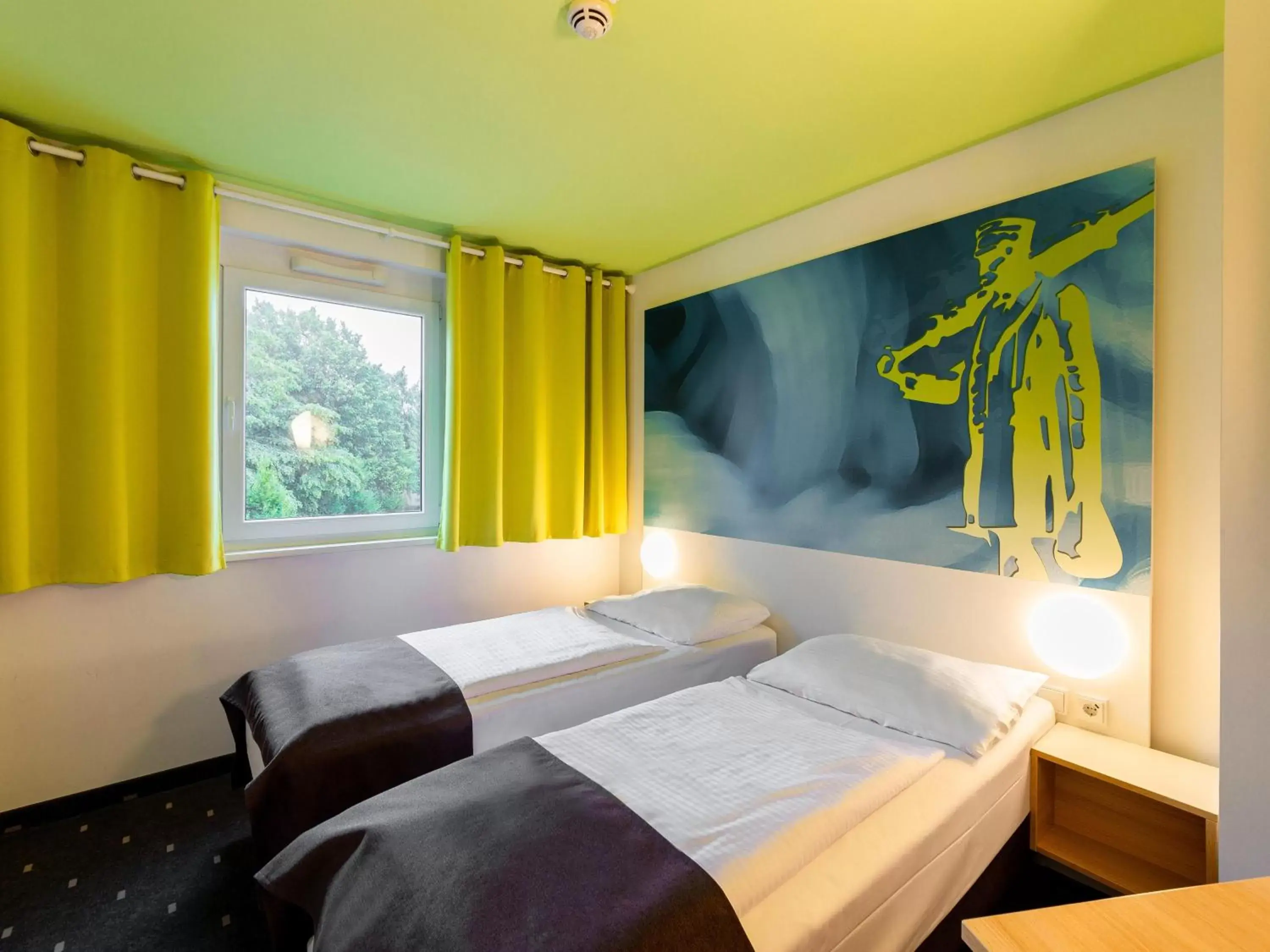 Photo of the whole room, Bed in B&B Hotel Krefeld