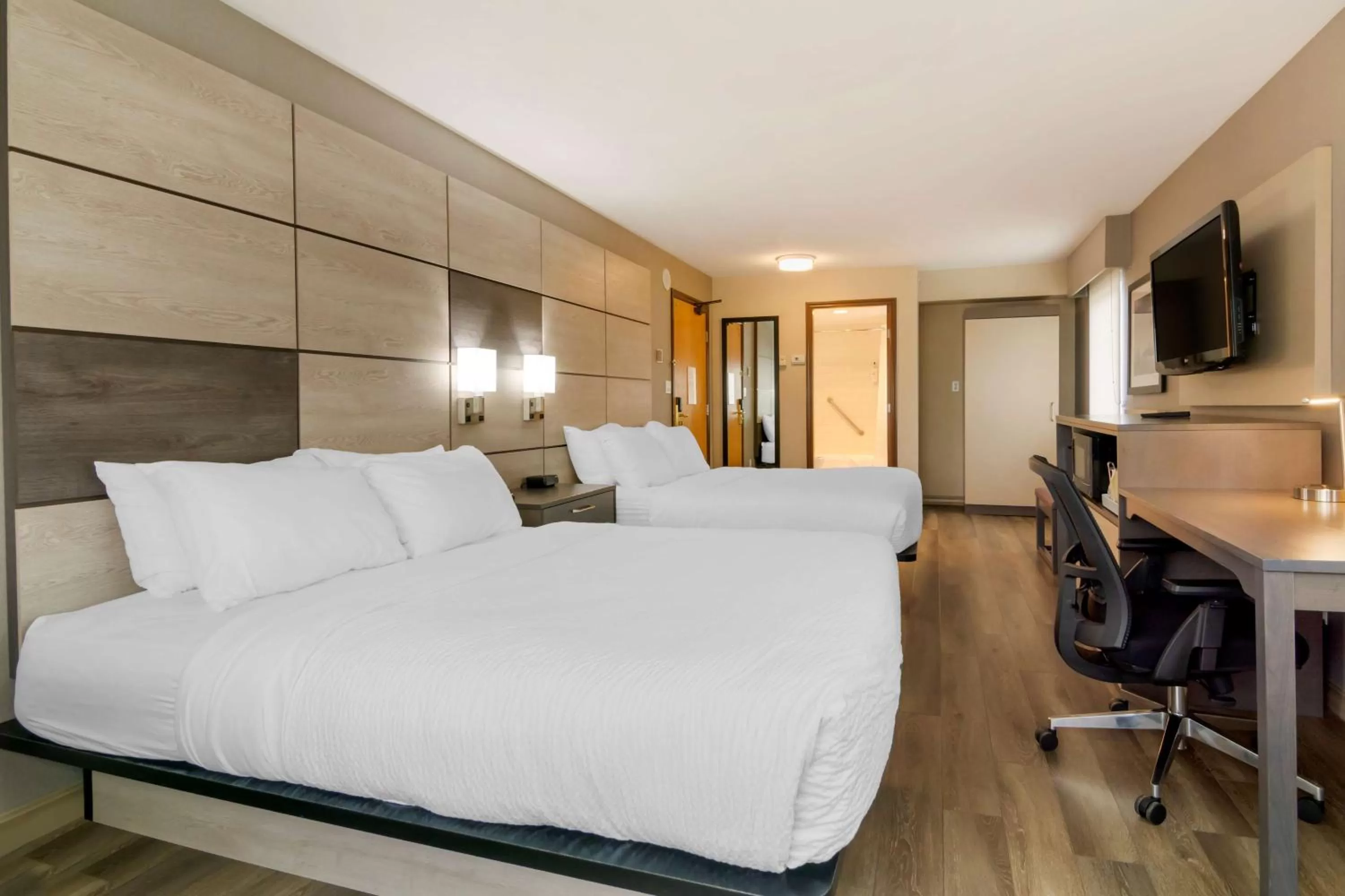 Bedroom, Bed in Best Western Premier Aberdeen Kamloops