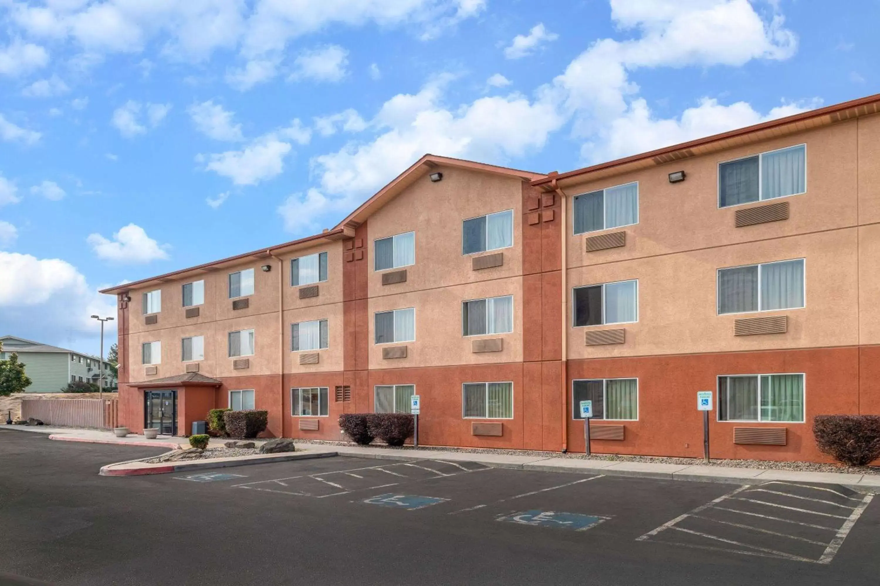 Property building in Super 8 by Wyndham The Dalles OR Property building in Super 8 by Wyndham The Dalles OR