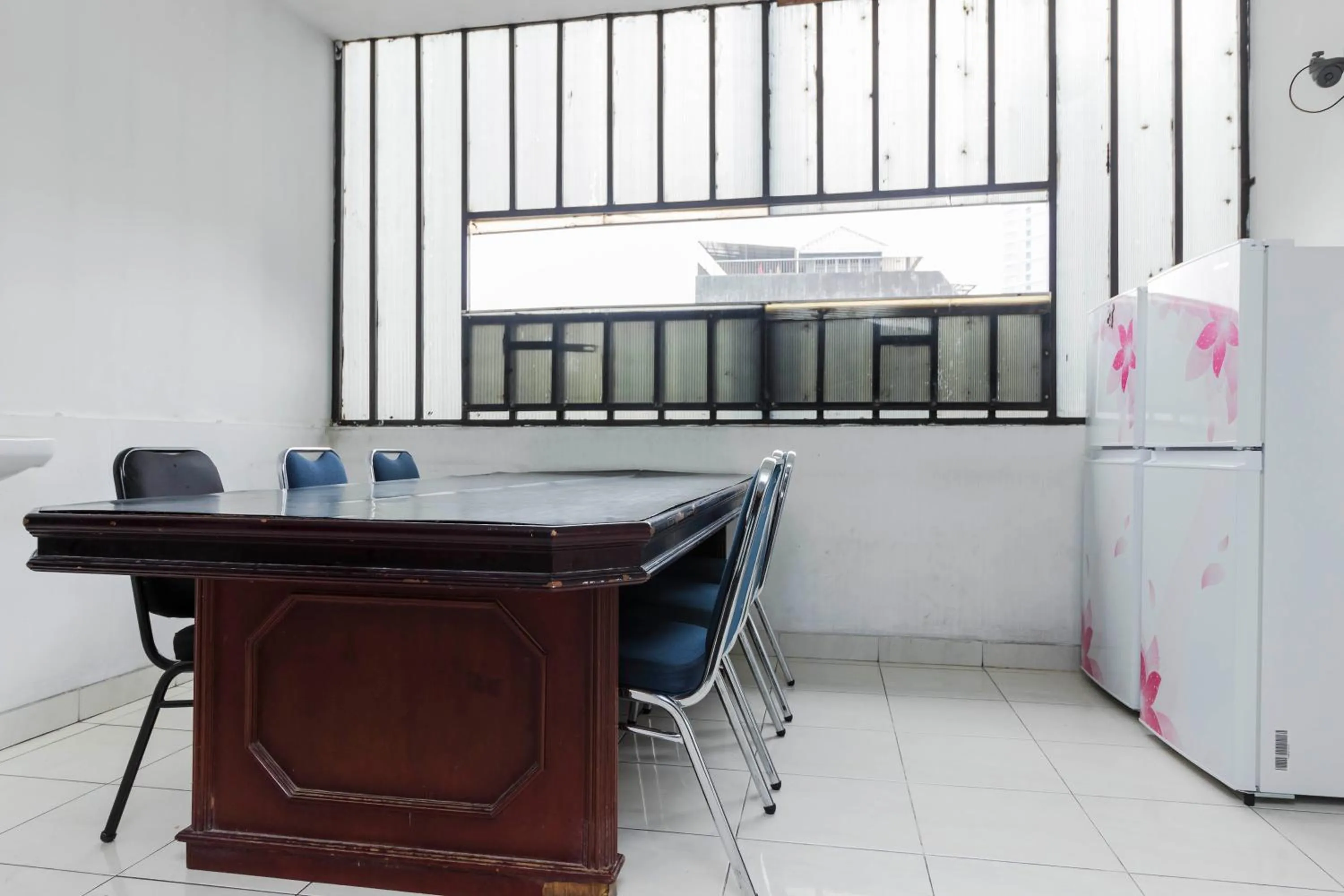 RedDoorz Plus @ Pasar Baru