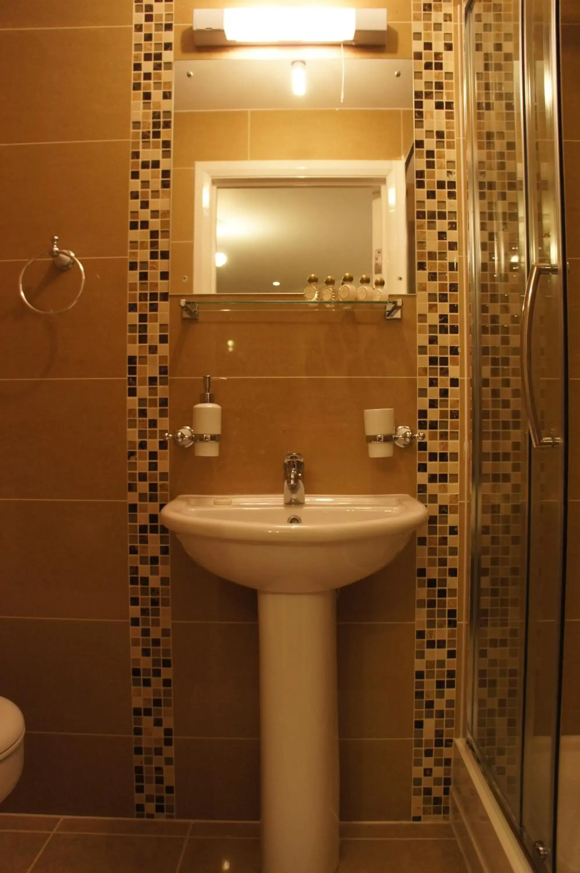 Bathroom in Sapphire Hotel London