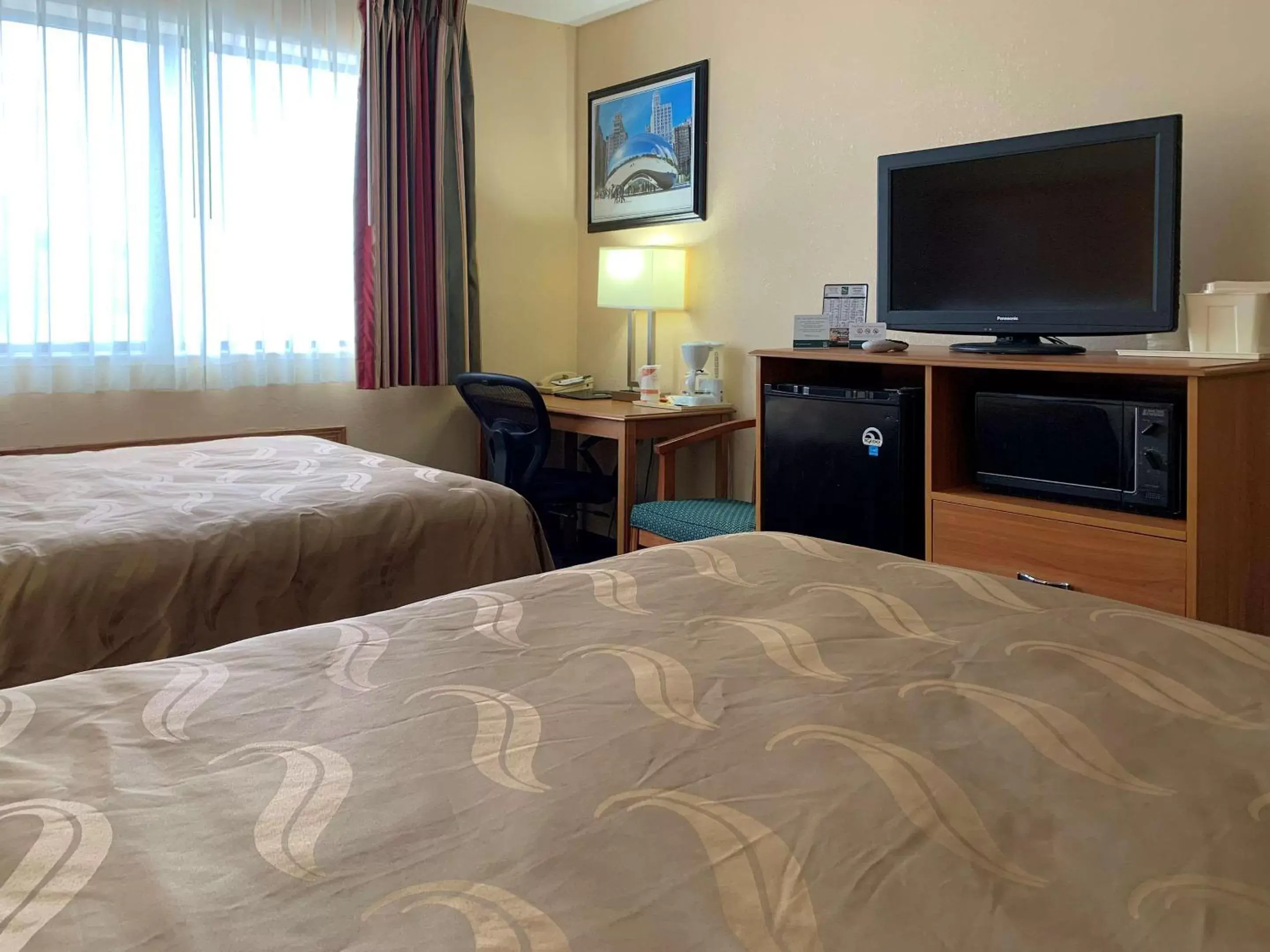 Photo of the whole room, TV/Entertainment Center in Quality Inn Ottawa near Starved Rock State Park