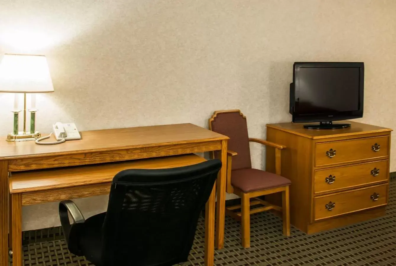 Queen Suite with Jetted Tub - Non-Smoking in Baymont by Wyndham Franklin Queen Suite with Jetted Tub - Non-Smoking in Baymont by Wyndham Franklin