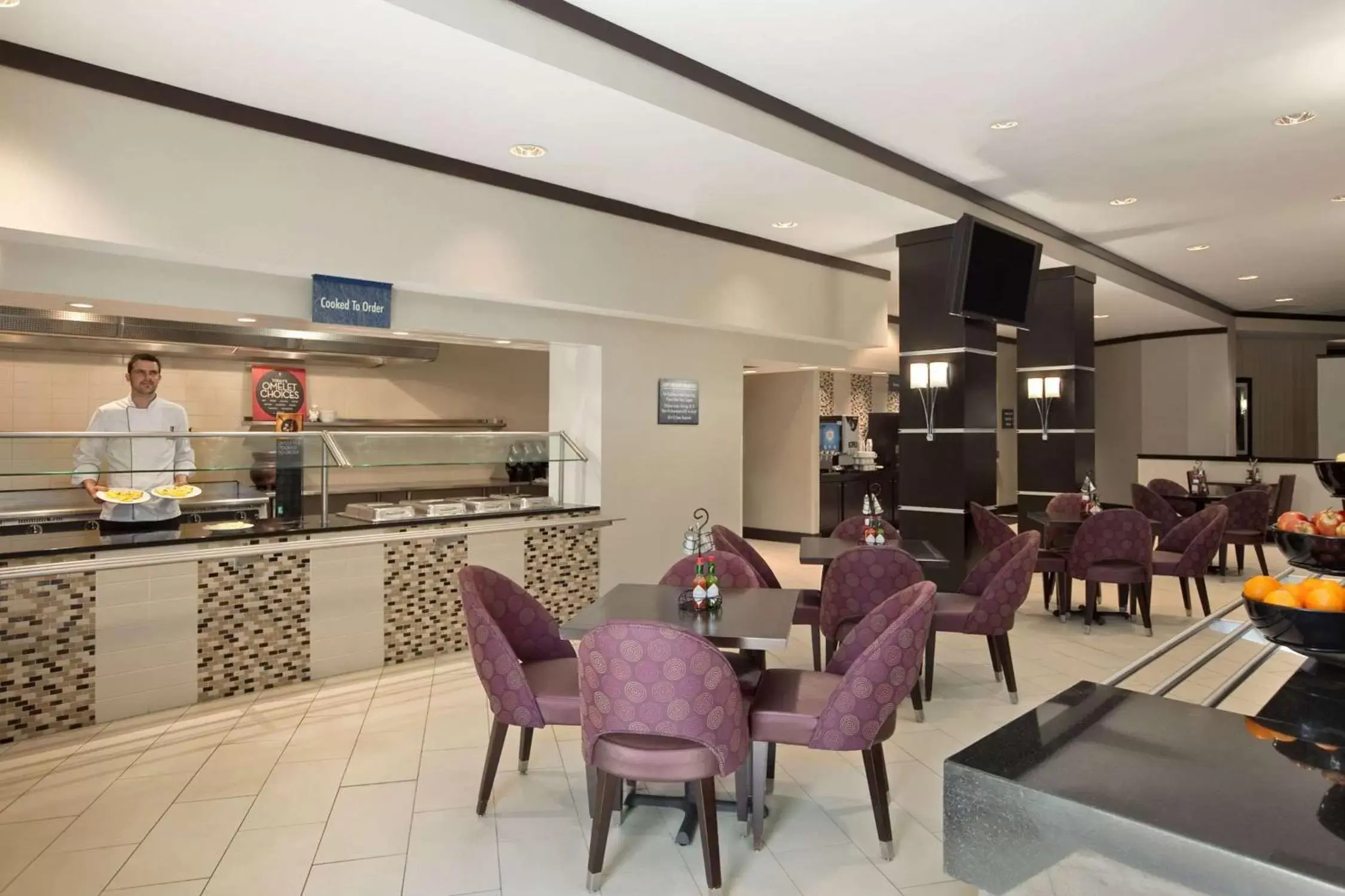 Restaurant/Places to Eat in Embassy Suites by Hilton St Louis Airport