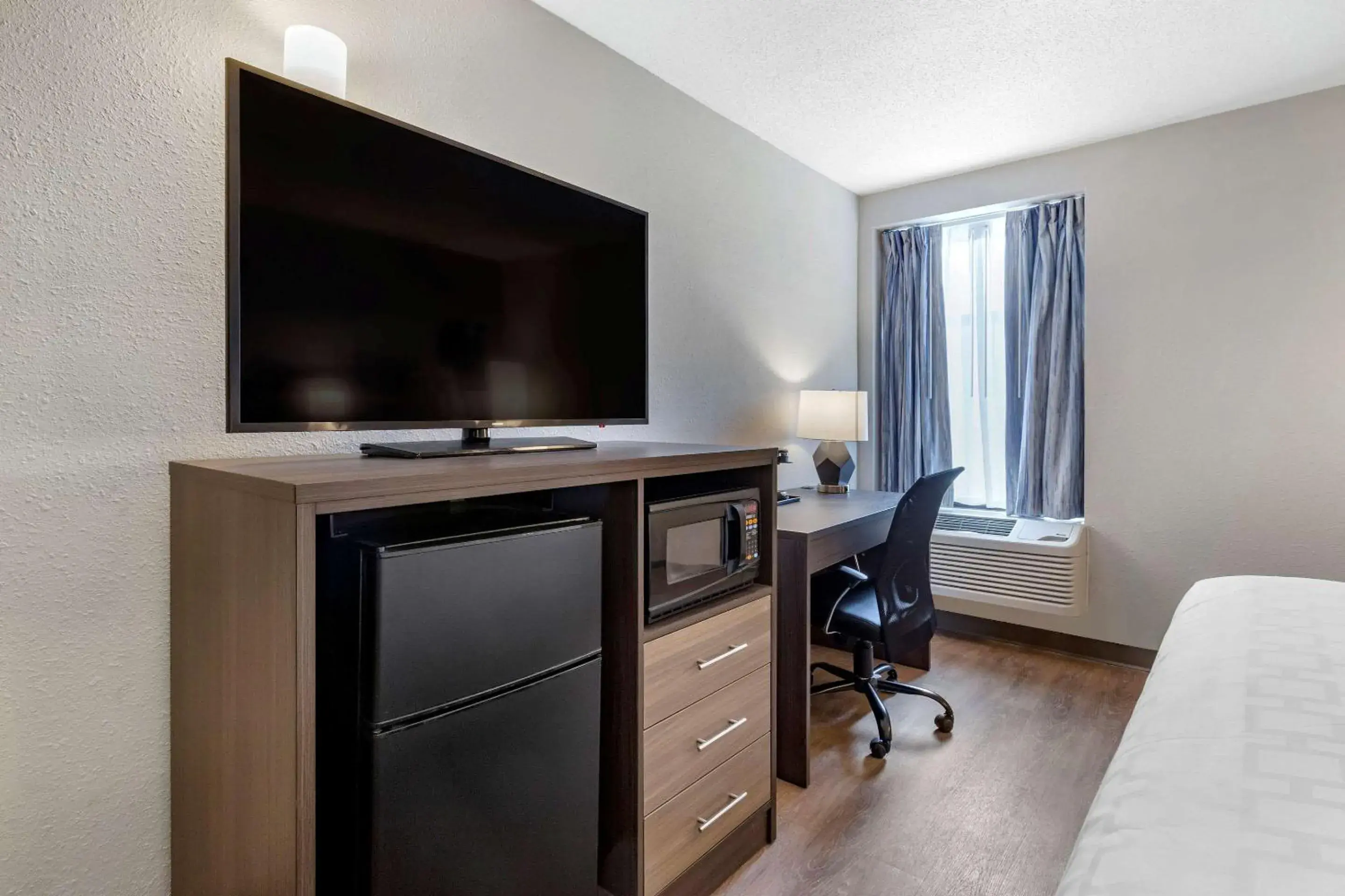 Photo of the whole room, Bed in Clarion Pointe Raleigh Midtown Photo of the whole room, Bed in Clarion Pointe Raleigh Midtown