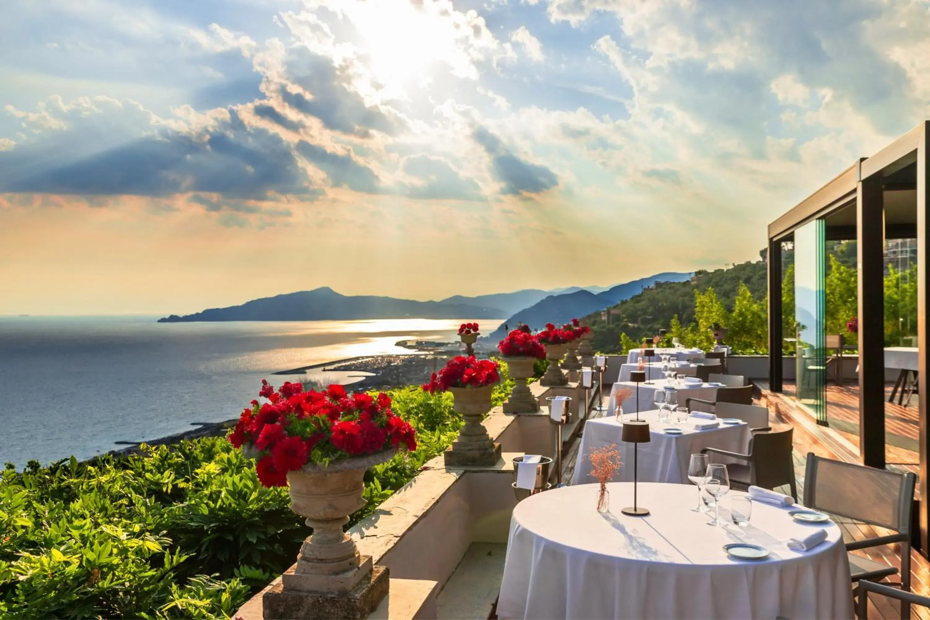 Restaurant/Places to Eat in Villa Riviera Resort