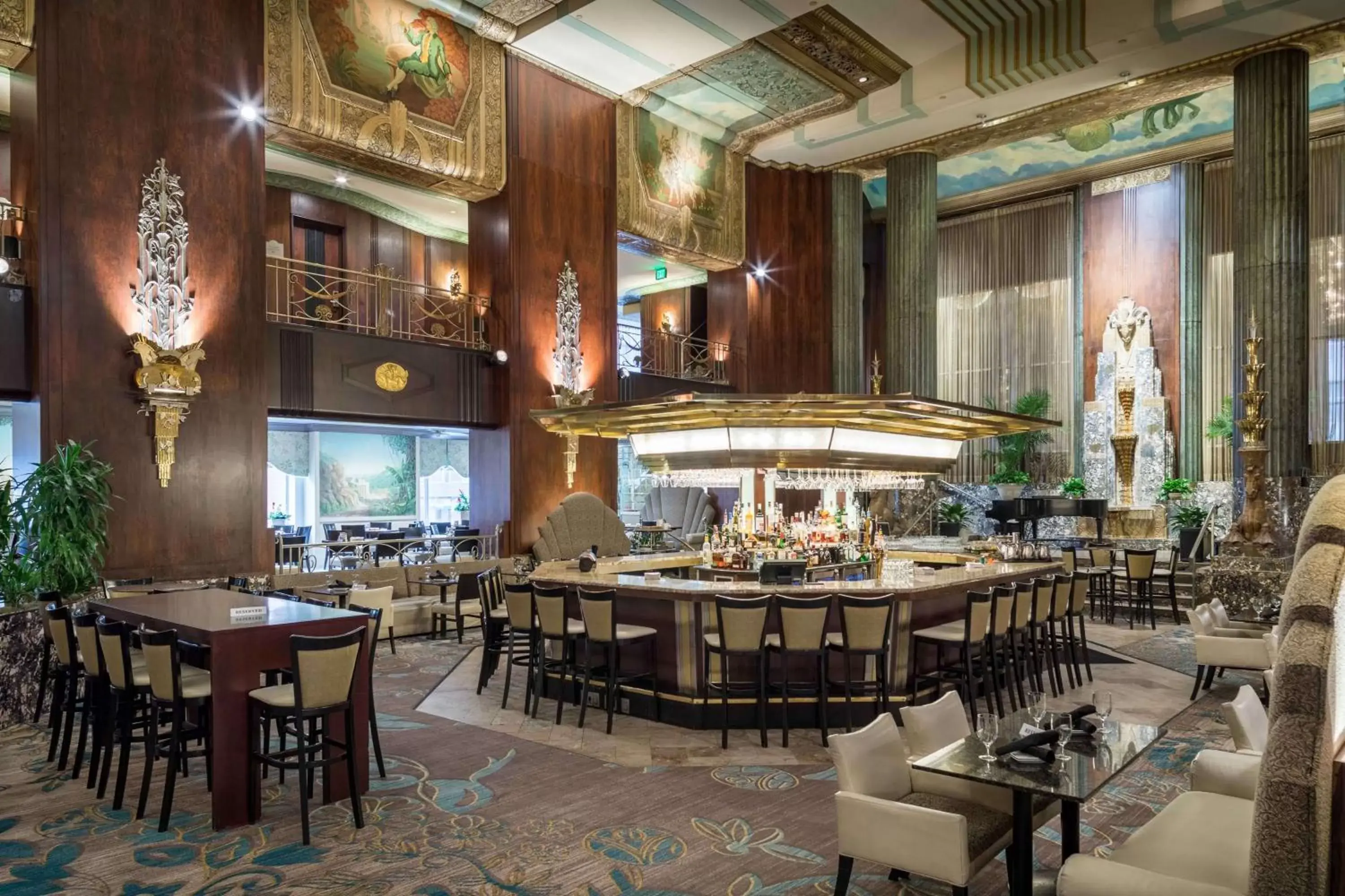 Lounge or bar, Restaurant/Places to Eat in Hilton Cincinnati Netherland Plaza