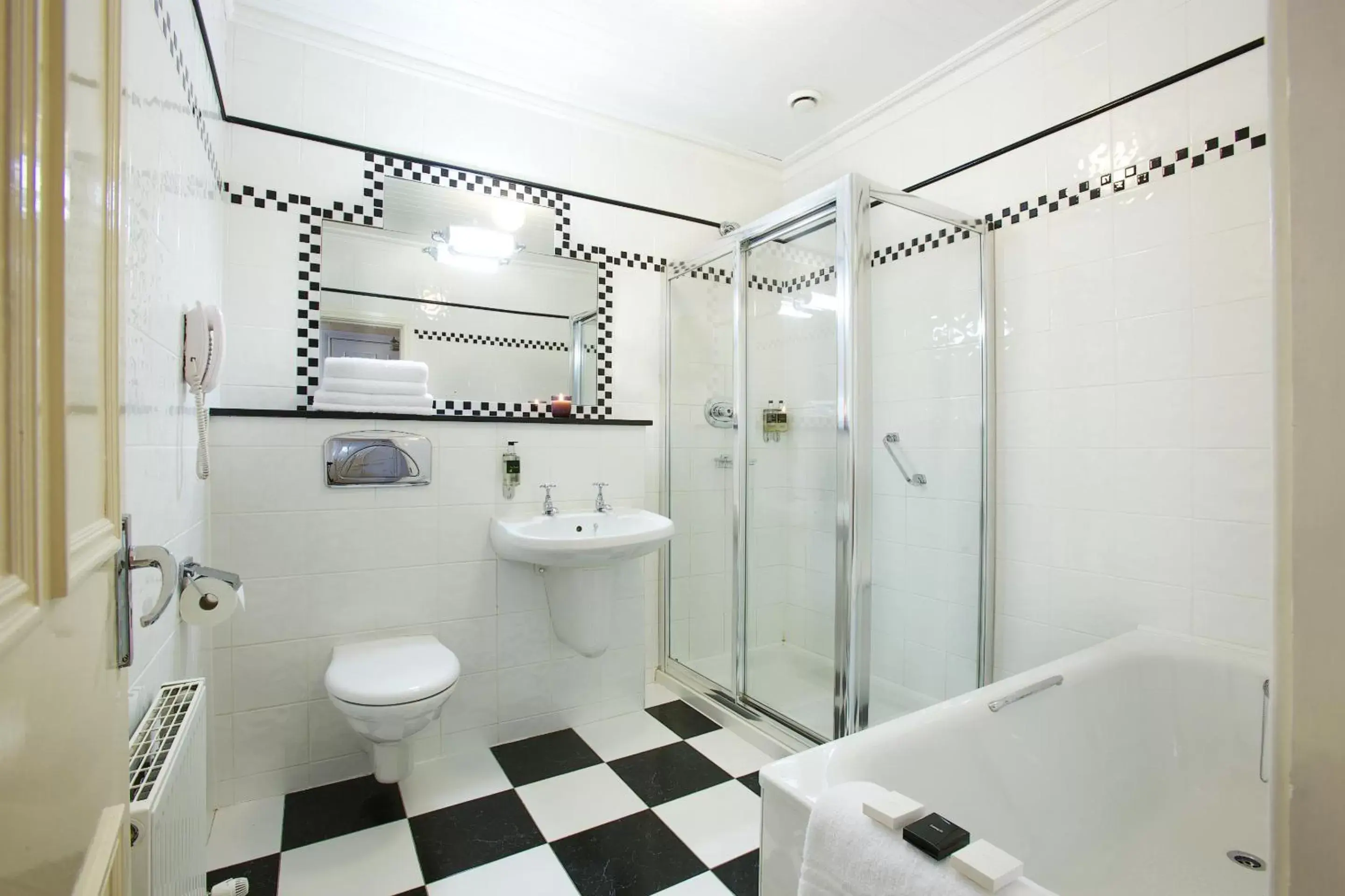 Bathroom in Arbutus Hotel