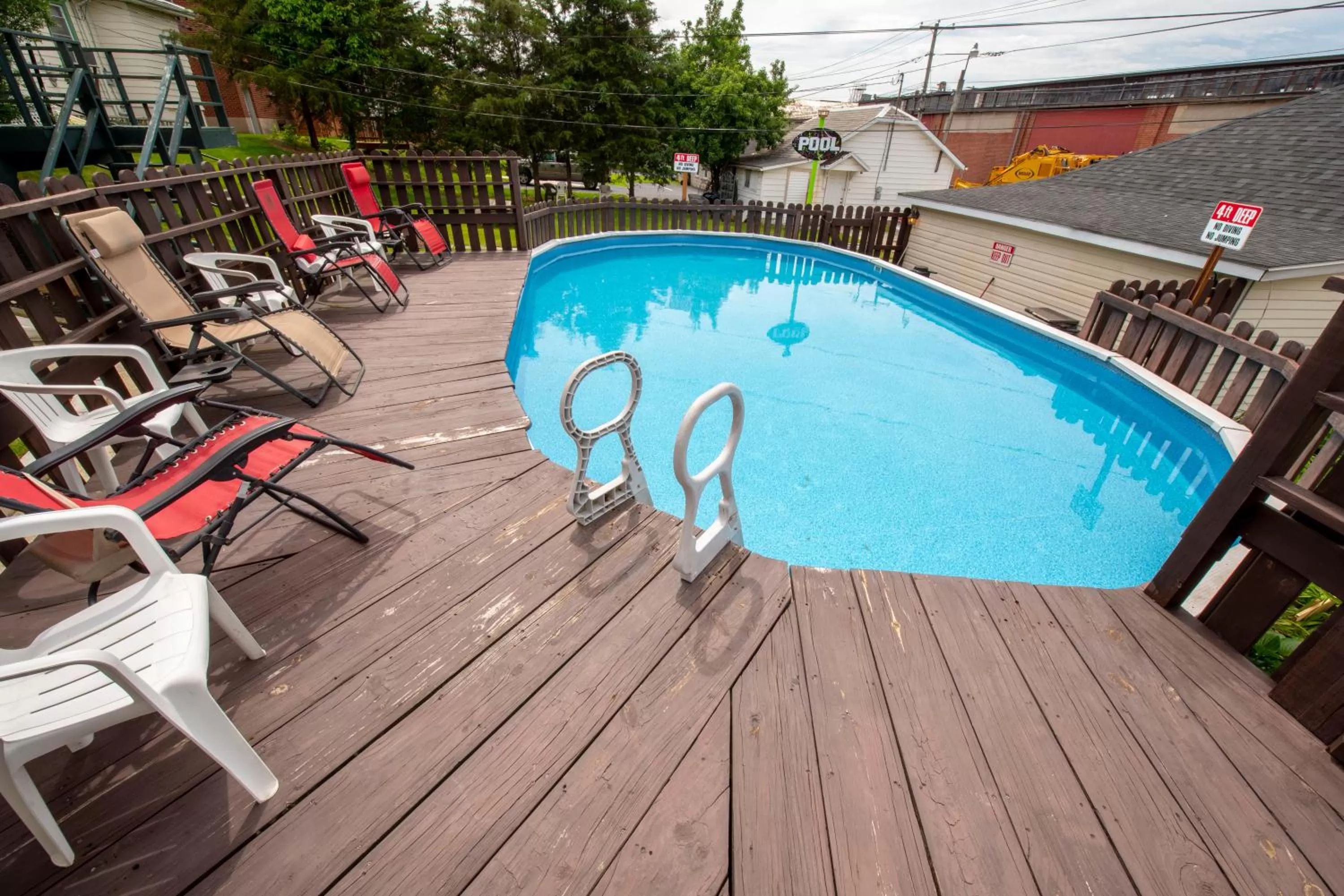 Swimming pool in Simmons Motel and Suites