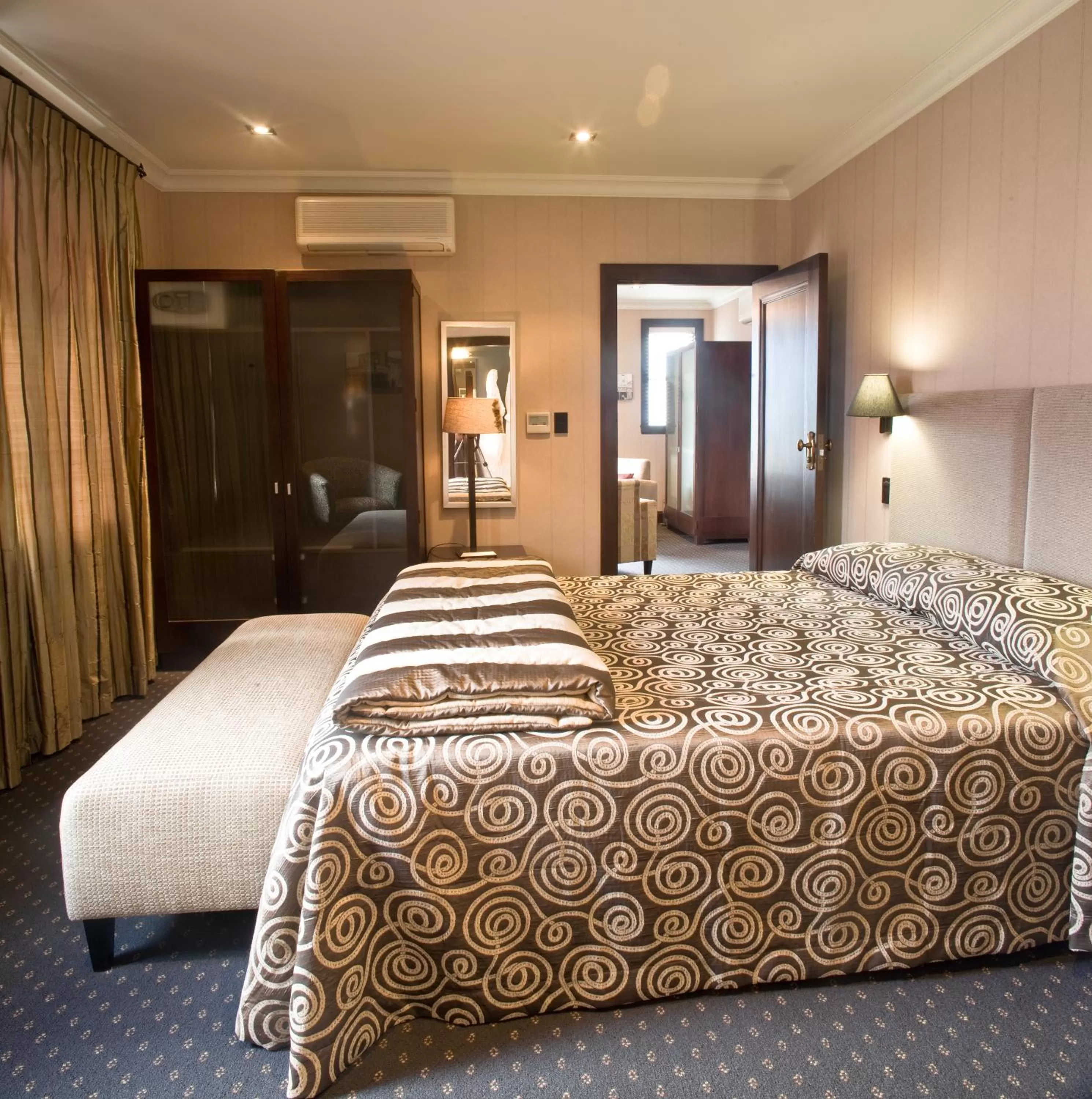 Bedroom, Bed in The Crown Hotel