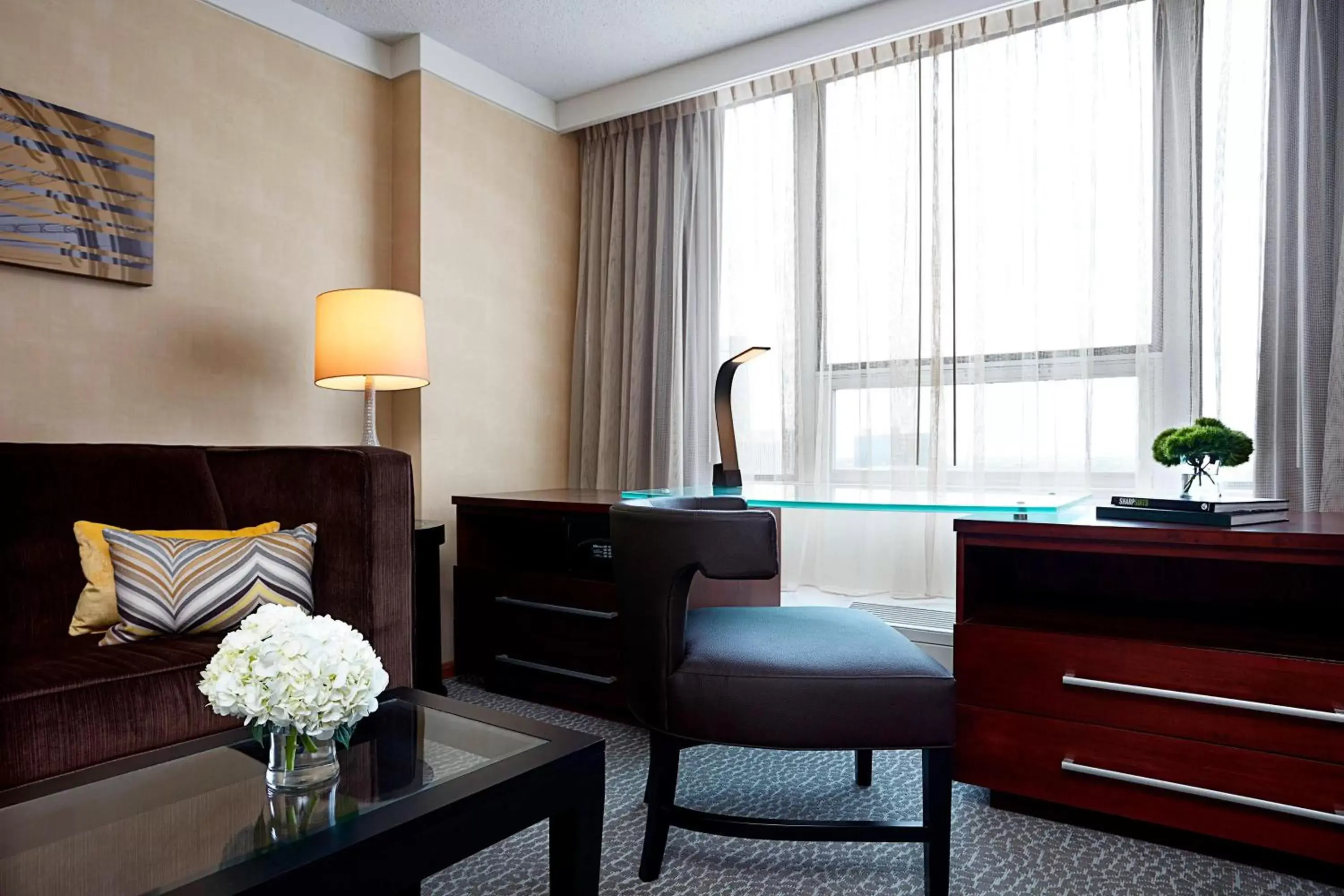 Living room, Seating Area in Renaissance Columbus Downtown Hotel