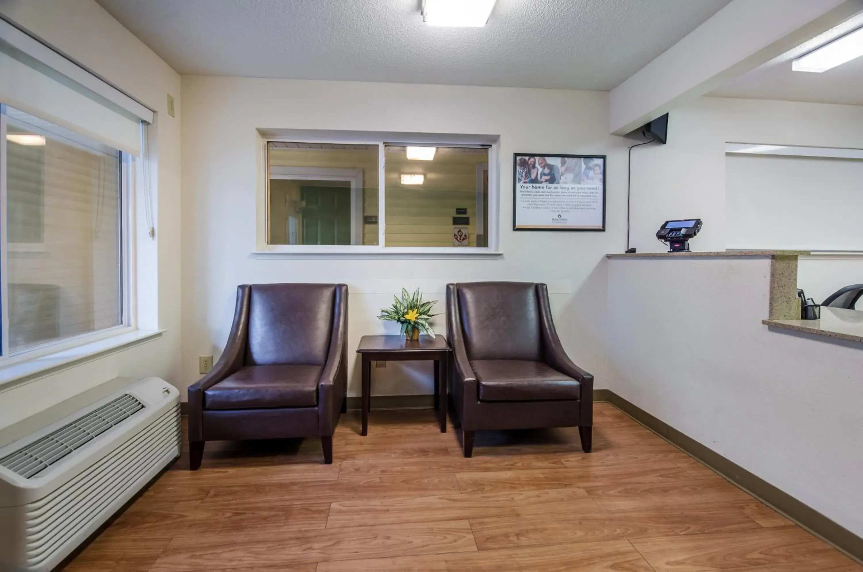 Lobby or reception, Seating Area in Hometowne Studios by Red Roof Winston-Salem - University Pkwy