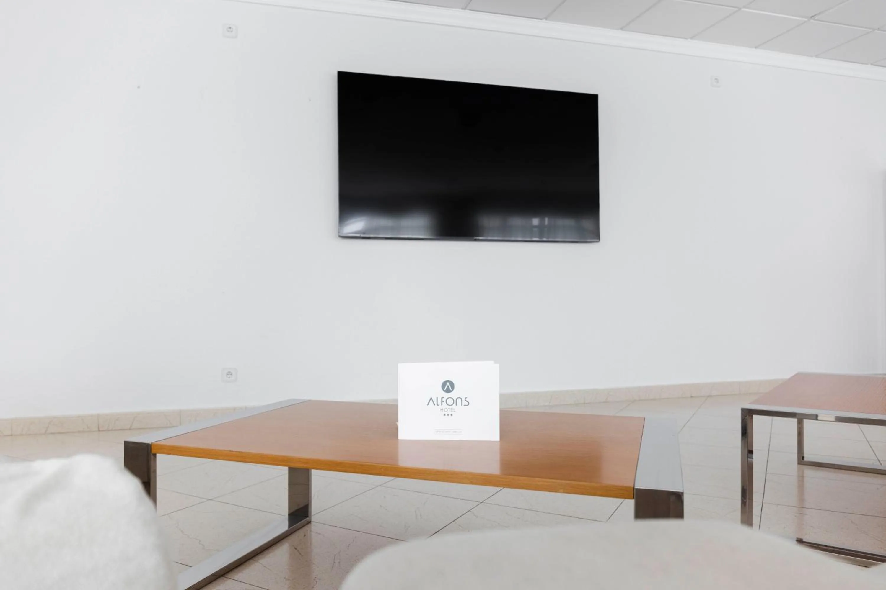 Communal lounge/ TV room in Alfons Hotel