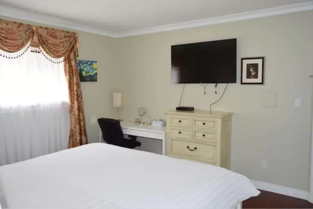 TV and multimedia, TV/Entertainment Center in Jane's private rooms with shared washroom