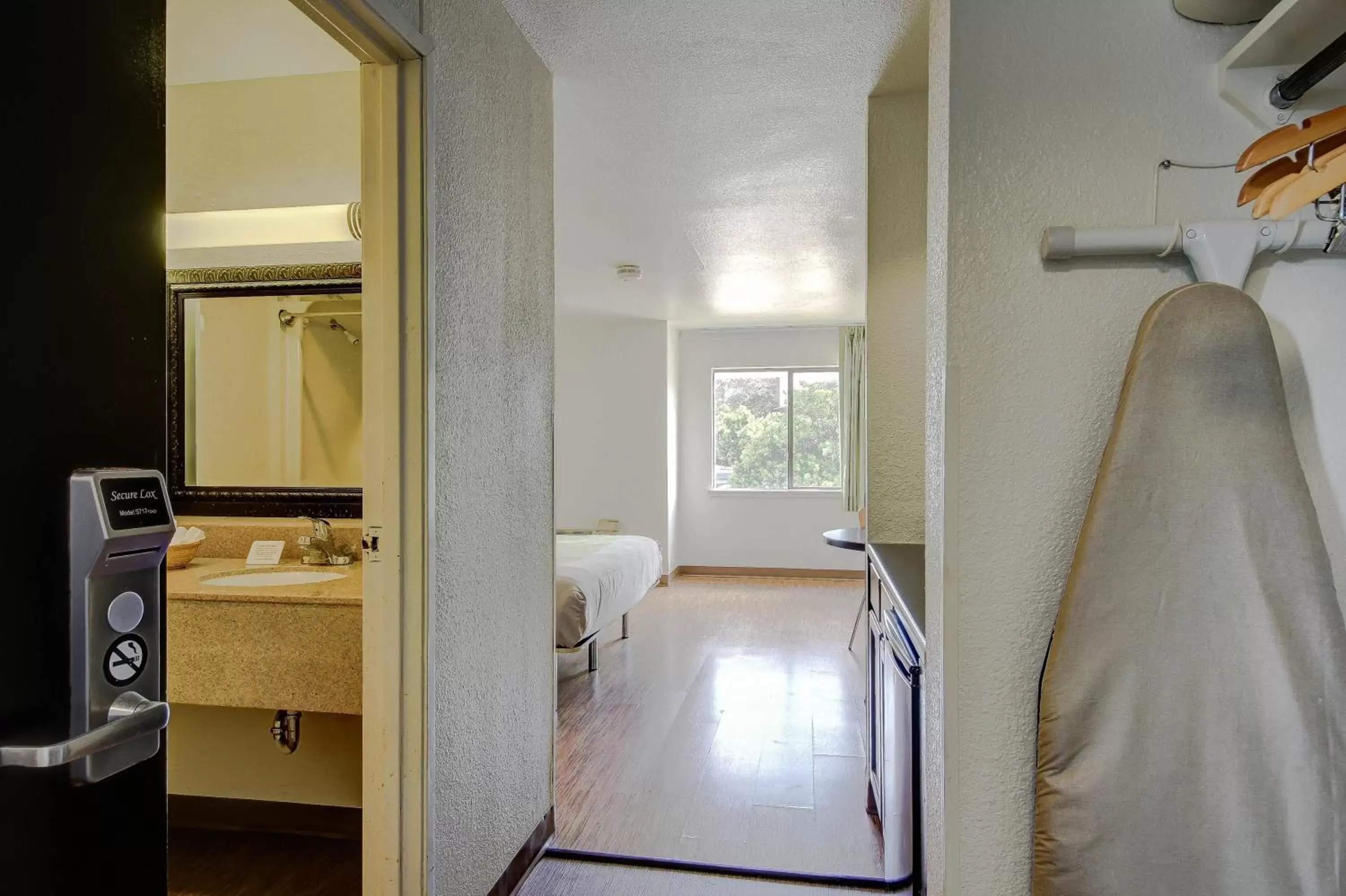 Bedroom, Bathroom in Motel 6-San Antonio, TX - Medical Center South