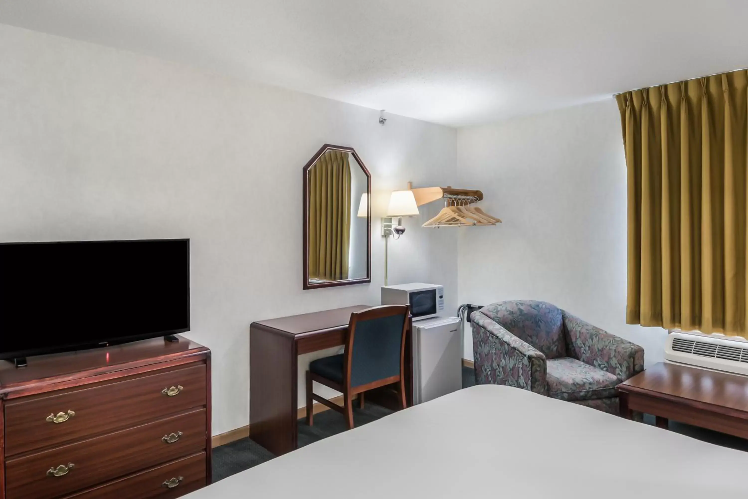 Bed, TV/Entertainment Center in Americas Best Value Inn-Wenona