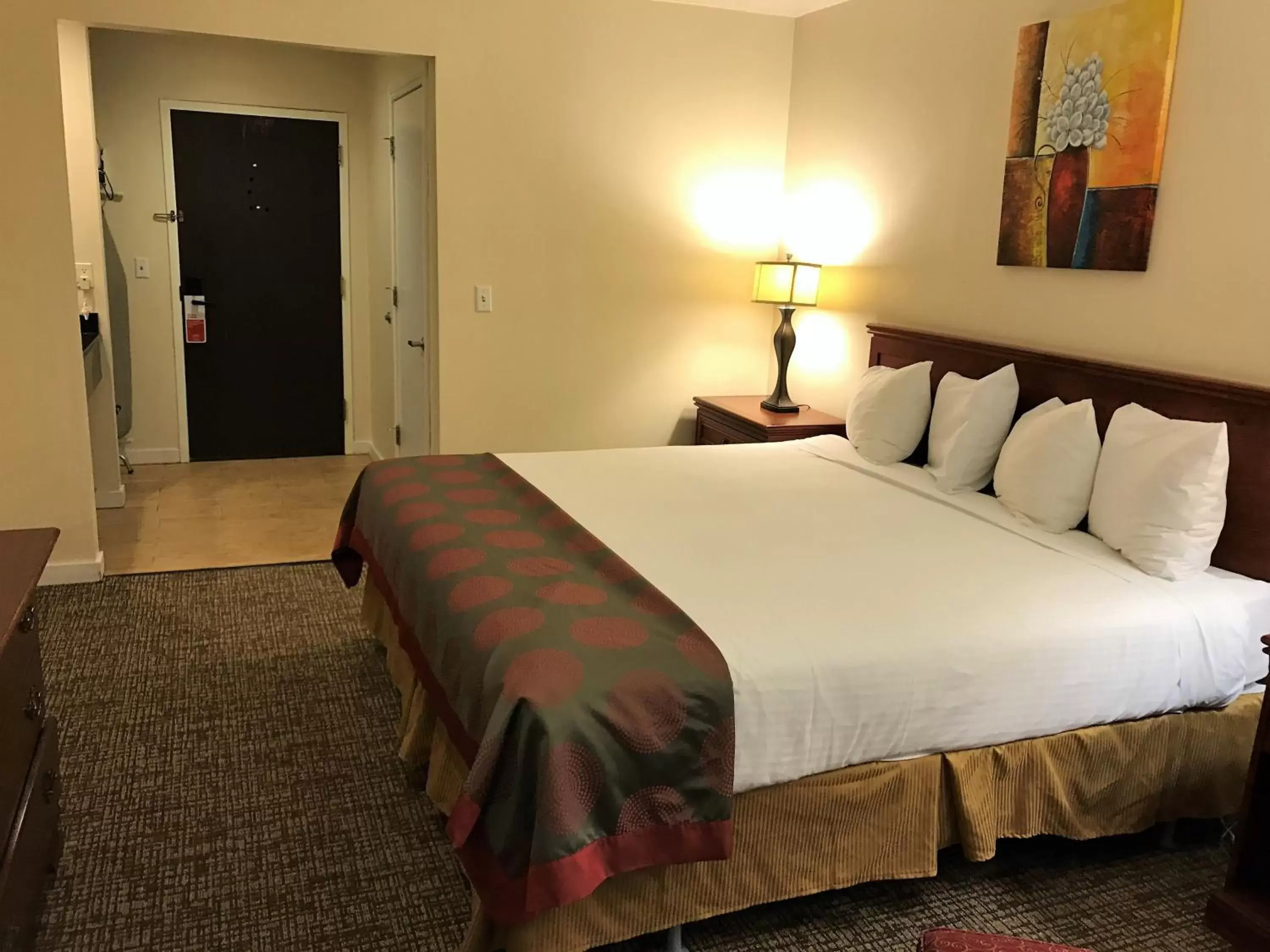 Photo of the whole room, Bed in Ramada by Wyndham Draper