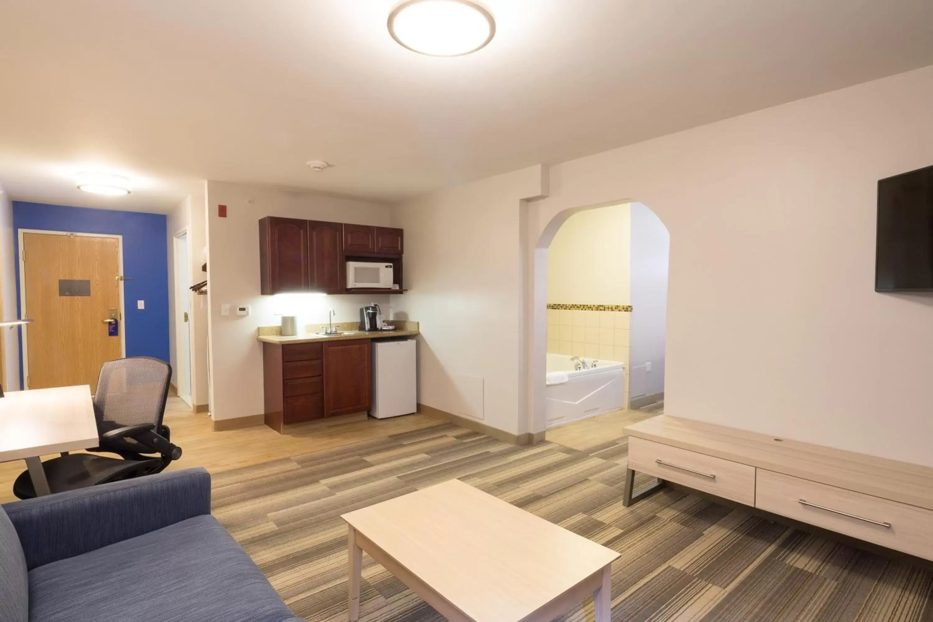 Photo of the whole room, Kitchen/Kitchenette in Holiday Inn Express Hotel & Suites Grand Blanc, an IHG Hotel