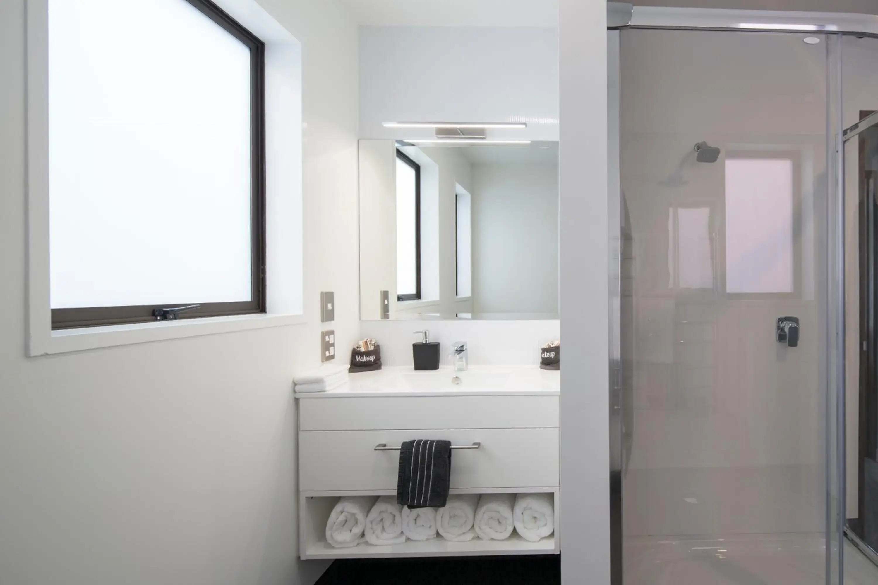 Bathroom in Dunedin Motel and Villas